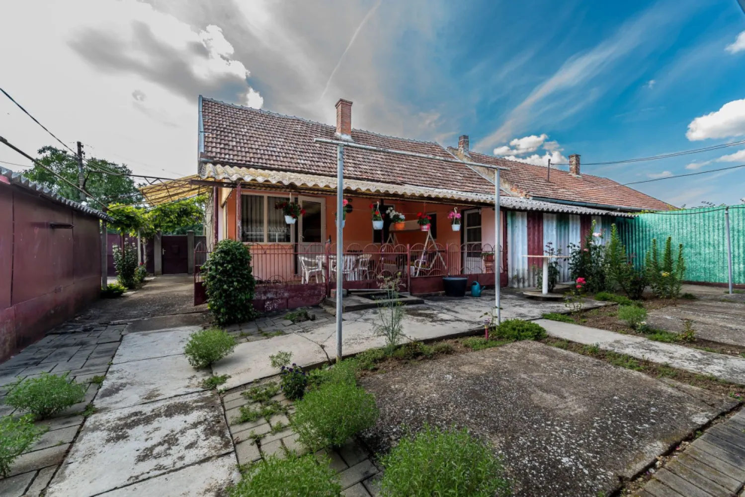 Casa 3 camere, bucatarie si baie, in zona centrala din Chisineu-Cris