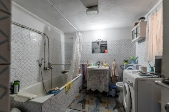 Casa 3 camere, bucatarie si baie, in zona centrala din Chisineu-Cris