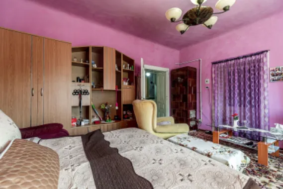 Casa 3 camere, bucatarie si baie, in zona centrala din Chisineu-Cris