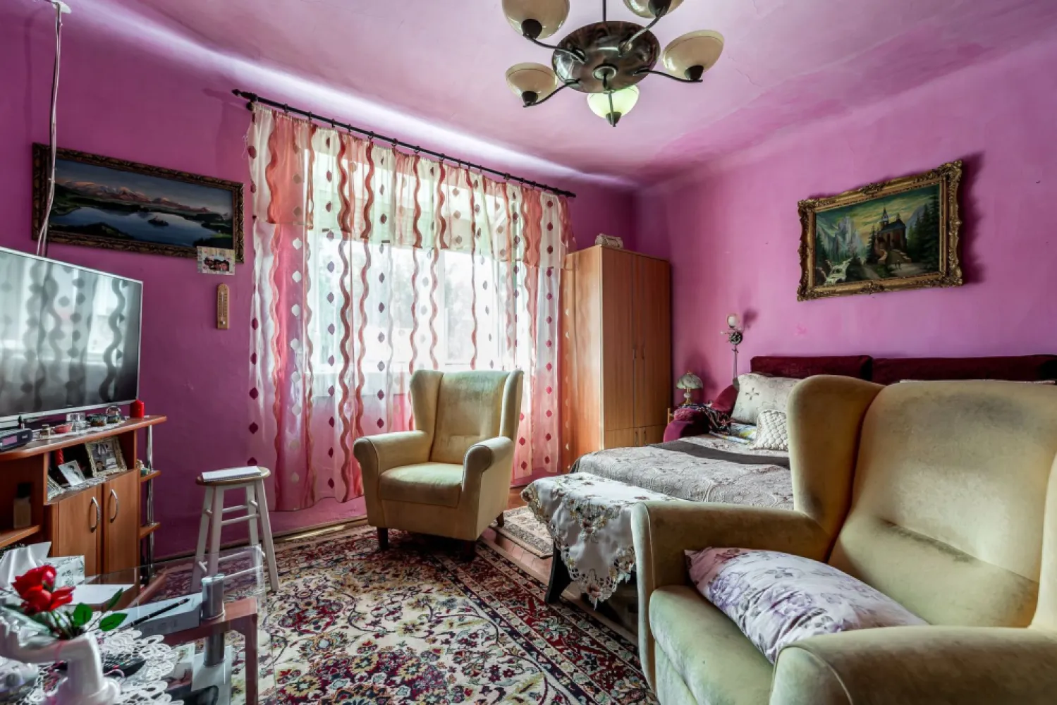 Casa 3 camere, bucatarie si baie, in zona centrala din Chisineu-Cris