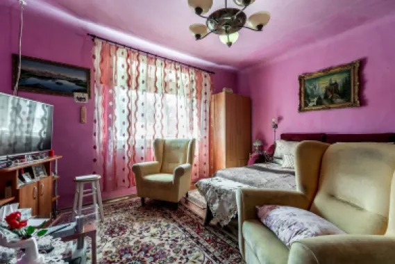 Casa 3 camere, bucatarie si baie, in zona centrala din Chisineu-Cris