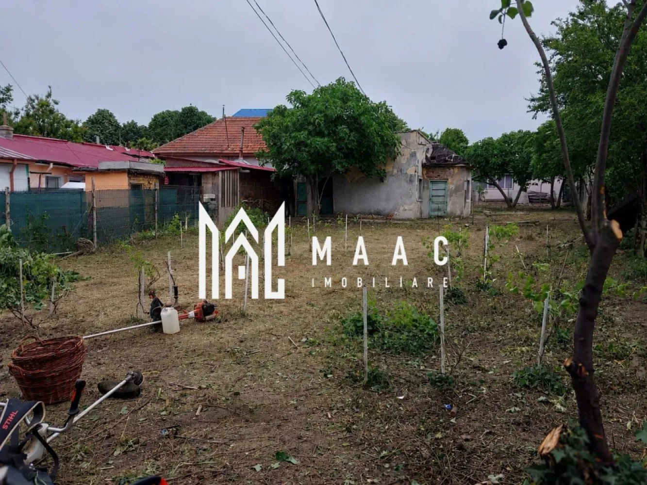 Casa cu Teren intravilan 612 mp Eforie Sub Investitie - MAAC Imobiliare vă propune spre vânzare un teren intravilan cu suprafața de 612 mp, situat în Eforie Sud, strada Cloșca, într-o zonă cu potențial de dezvoltare și acces facil către principalele puncte de interes din localitate.

Proprietatea beneficiază de existența unei construcții intabulate, împreună cu anexe, oferind posibilitatea de renovare sau demolare, în funcție de planurile viitorului proprietar. Terenul este potrivit atât pentru construcție rezidențială, cât și pentru investiție, datorită poziționării și suprafeței generoase.

-teren intravilan 612 mp
-situat în Eforie Sud, sub strada Cloșca
-casă cu anexe intabulată
-necesită renovare 

Pentru mai multe detalii vă rugăm să menționați CP3006320 la telefon.