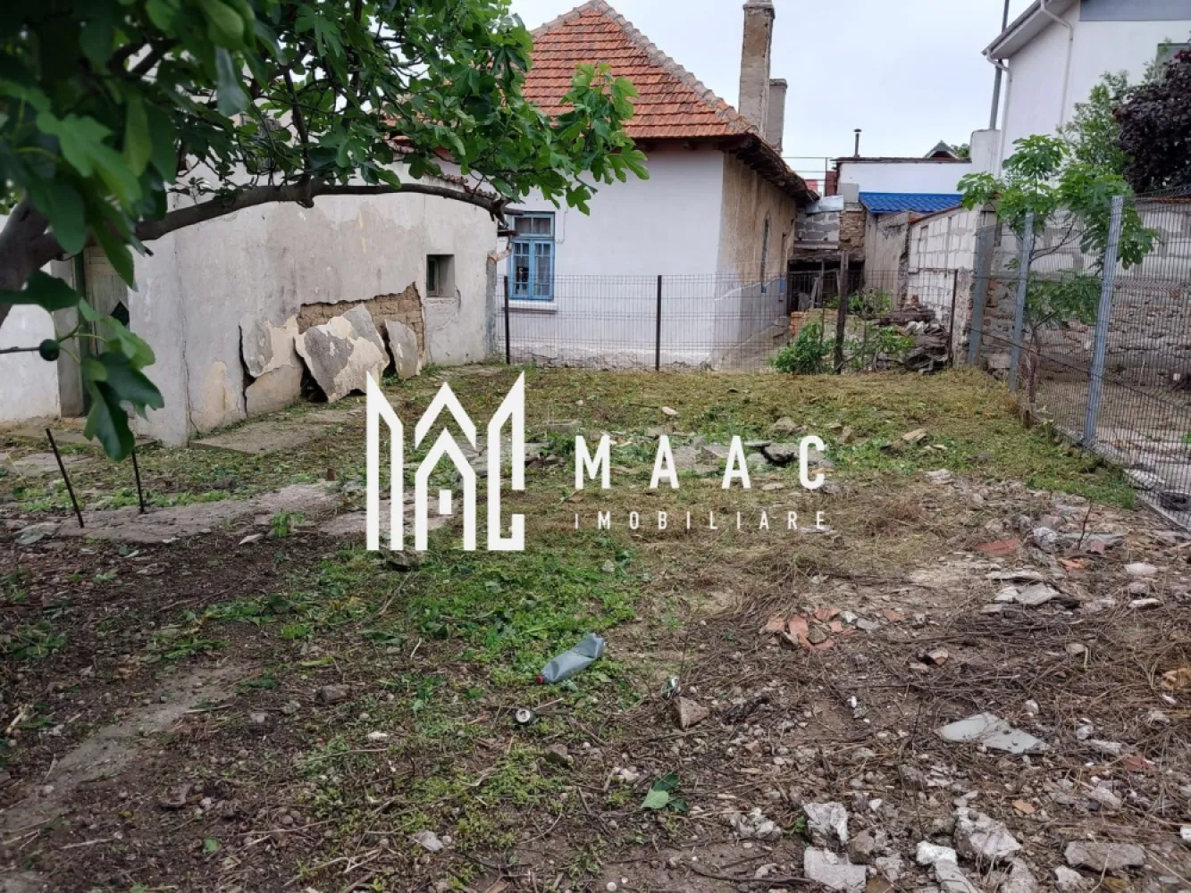 Casa cu Teren intravilan 612 mp Eforie Sub Investitie - MAAC Imobiliare vă propune spre vânzare un teren intravilan cu suprafața de 612 mp, situat în Eforie Sud, strada Cloșca, într-o zonă cu potențial de dezvoltare și acces facil către principalele puncte de interes din localitate.

Proprietatea beneficiază de existența unei construcții intabulate, împreună cu anexe, oferind posibilitatea de renovare sau demolare, în funcție de planurile viitorului proprietar. Terenul este potrivit atât pentru construcție rezidențială, cât și pentru investiție, datorită poziționării și suprafeței generoase.

-teren intravilan 612 mp
-situat în Eforie Sud, sub strada Cloșca
-casă cu anexe intabulată
-necesită renovare 

Pentru mai multe detalii vă rugăm să menționați CP3006320 la telefon.