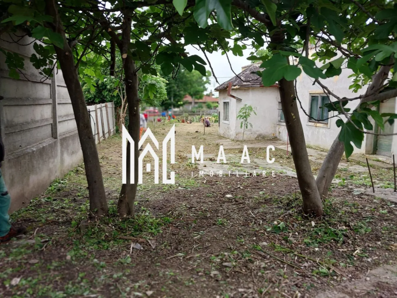 Casa cu Teren intravilan 612 mp Eforie Sub Investitie - MAAC Imobiliare vă propune spre vânzare un teren intravilan cu suprafața de 612 mp, situat în Eforie Sud, strada Cloșca, într-o zonă cu potențial de dezvoltare și acces facil către principalele puncte de interes din localitate.

Proprietatea beneficiază de existența unei construcții intabulate, împreună cu anexe, oferind posibilitatea de renovare sau demolare, în funcție de planurile viitorului proprietar. Terenul este potrivit atât pentru construcție rezidențială, cât și pentru investiție, datorită poziționării și suprafeței generoase.

-teren intravilan 612 mp
-situat în Eforie Sud, sub strada Cloșca
-casă cu anexe intabulată
-necesită renovare 

Pentru mai multe detalii vă rugăm să menționați CP3006320 la telefon.