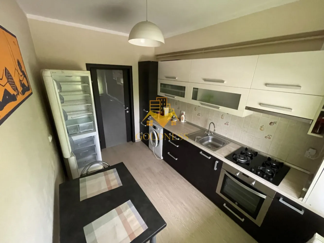 2 Camere, Leroy Merlin, Omv, Buna ziua, Calea Turzii, Lukoil - GOLDNESS Imobiliare vă propune spre închiriere, un apartament elegant cu 2 camere decomandate, aflat la prima închiriere, în cartierul Europa, una dintre cele mai apreciate zone rezidențiale din Cluj-Napoca.

Apartamentul are o suprafață utilă de 52 mp, o suprafață construită de 67 mp și este amplasat la etajul 1 al unui imobil cu 3 etaje, construit în anul 2009. Locuința se remarcă prin compartimentarea practică, mobilierul modern și balconul generos de 15 mp, ideal pentru relaxare.

Compartimentare:

dormitor spațios cu pat matrimonial, dulap încăpător cu uși glisante și oglinzi pe toată suprafața, două noptiere și comodă TV;
living luminos, complet mobilat, cu canapea extensibilă, două fotolii, măsuță de cafea, mobilier modern și zonă de dining cu masă extensibilă și 4 scaune;
bucătărie separată, complet utilată cu plită pe gaz, cuptor electric, hotă, frigider Indesit clasa A+, mașină de spălat rufe și toate cele necesare pentru utilizarea imediată;
hol generos cu spații de depozitare;
baie spațioasă, dotată cu cadă, lavoar, oglindă și calorifer port-prosop;
balcon spectaculos de 15 mp, cu o priveliște deschisă asupra zonei.

Apartamentul beneficiază de centrală termică proprie, este complet mobilat și utilat și se află într-o stare impecabilă, fiind pregătit pentru mutare imediată. În fața imobilului există posibilitatea de parcare gratuită, iar zona oferă multiple locuri de parcare.

Localizare excelentă

Apartamentul este amplasat într-o zonă liniștită, cu acces rapid către principalele puncte de interes din oraș:

Sigma Shopping Center – aproximativ 12-15 minute de mers pe jos, 3-4 minute cu mașina;
Lidl Bună Ziua – aproximativ 10 minute de mers pe jos, 2-3 minute cu mașina;
Universitatea Babeș-Bolyai – Facultatea de Științe Economice și Gestiunea Afacerilor (FSEGA) – aproximativ 10-12 minute cu mașina;
Universitatea de Medicină și Farmacie "Iuliu Hațieganu" (UMF) – aproximativ 10-12 minute cu mașina;
stația de transport în comun se află la doar 3 minute de mers pe jos, oferind conexiuni rapide către centrul orașului și celelalte cartiere.

În imediata apropiere se găsesc supermarketuri, restaurante, farmacii, cafenele, săli de fitness, spații verzi și toate facilitățile necesare unui stil de viață confortabil.

Acest apartament reprezintă alegerea ideală pentru un cuplu, un profesionist sau studenți care își doresc confort, liniște și acces rapid către centrul orașului și principalele universități din Cluj-Napoca.

Pentru mai multe informații sau pentru programarea unei vizionări, vă invităm să ne contactați telefonic sau prin e-mail.

Pentru intermediere se percepe un comision de 50% din valoarea unei chirii.