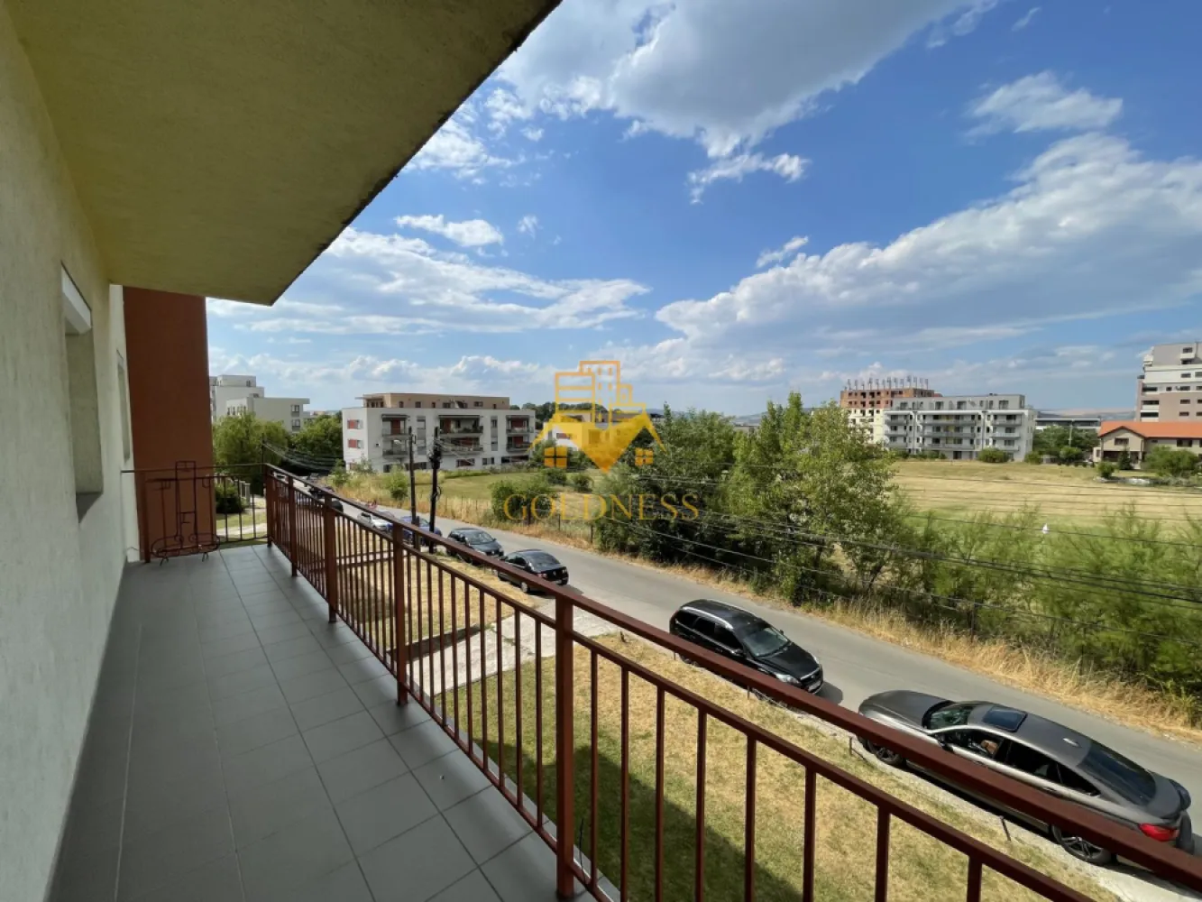 2 Camere, Leroy Merlin, Omv, Buna ziua, Calea Turzii, Lukoil - GOLDNESS Imobiliare vă propune spre închiriere, un apartament elegant cu 2 camere decomandate, aflat la prima închiriere, în cartierul Europa, una dintre cele mai apreciate zone rezidențiale din Cluj-Napoca.

Apartamentul are o suprafață utilă de 52 mp, o suprafață construită de 67 mp și este amplasat la etajul 1 al unui imobil cu 3 etaje, construit în anul 2009. Locuința se remarcă prin compartimentarea practică, mobilierul modern și balconul generos de 15 mp, ideal pentru relaxare.

Compartimentare:

dormitor spațios cu pat matrimonial, dulap încăpător cu uși glisante și oglinzi pe toată suprafața, două noptiere și comodă TV;
living luminos, complet mobilat, cu canapea extensibilă, două fotolii, măsuță de cafea, mobilier modern și zonă de dining cu masă extensibilă și 4 scaune;
bucătărie separată, complet utilată cu plită pe gaz, cuptor electric, hotă, frigider Indesit clasa A+, mașină de spălat rufe și toate cele necesare pentru utilizarea imediată;
hol generos cu spații de depozitare;
baie spațioasă, dotată cu cadă, lavoar, oglindă și calorifer port-prosop;
balcon spectaculos de 15 mp, cu o priveliște deschisă asupra zonei.

Apartamentul beneficiază de centrală termică proprie, este complet mobilat și utilat și se află într-o stare impecabilă, fiind pregătit pentru mutare imediată. În fața imobilului există posibilitatea de parcare gratuită, iar zona oferă multiple locuri de parcare.

Localizare excelentă

Apartamentul este amplasat într-o zonă liniștită, cu acces rapid către principalele puncte de interes din oraș:

Sigma Shopping Center – aproximativ 12-15 minute de mers pe jos, 3-4 minute cu mașina;
Lidl Bună Ziua – aproximativ 10 minute de mers pe jos, 2-3 minute cu mașina;
Universitatea Babeș-Bolyai – Facultatea de Științe Economice și Gestiunea Afacerilor (FSEGA) – aproximativ 10-12 minute cu mașina;
Universitatea de Medicină și Farmacie "Iuliu Hațieganu" (UMF) – aproximativ 10-12 minute cu mașina;
stația de transport în comun se află la doar 3 minute de mers pe jos, oferind conexiuni rapide către centrul orașului și celelalte cartiere.

În imediata apropiere se găsesc supermarketuri, restaurante, farmacii, cafenele, săli de fitness, spații verzi și toate facilitățile necesare unui stil de viață confortabil.

Acest apartament reprezintă alegerea ideală pentru un cuplu, un profesionist sau studenți care își doresc confort, liniște și acces rapid către centrul orașului și principalele universități din Cluj-Napoca.

Pentru mai multe informații sau pentru programarea unei vizionări, vă invităm să ne contactați telefonic sau prin e-mail.

Pentru intermediere se percepe un comision de 50% din valoarea unei chirii.