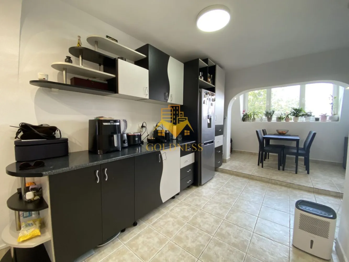 Apartament 2 camere decomandate Zorilor Zona Sigma. Apartament renovat - Va prezentam spre vanzare un apartament cu 2 camere, localizat in Cluj-Napoca, cartierul Zorilor, zona Calea Turzii.

Imobilul este amplasat intr-o zona excelenta, foarte bine conectata la principalele puncte de interes ale orasului, fiind ideal atat pentru locuit, cat si pentru investitie. Accesul rapid catre centru, universitati si zone comerciale face din aceasta proprietate o alegere extrem de atractiva.

In imediata apropiere regasim:

Liceul de Informatica „Tiberiu Popoviciu”;
Sigma Shopping Center;
Campusul Studentesc Observator si UTCN;

De asemenea, proprietatea se afla la doar 1 minut de statia Meteor si la aproximativ 2 minute de statia Observatorului Sud, oferind conexiuni rapide catre toate zonele orasului.

Apartamentul detine o suprafata utila de 57 mp si este situat la etajul 4, deasupra fiind podul blocului, care se poate mansarda Apartamentul nu are contact direct cu acoperisul blocului;.

Dispune de orientare mixta sud-nord, iar compartimentarea este decomandata, fiind organizat astfel:

living spatios si luminos;
zona de dining;
dormitor;
bucatarie;
baie prevazuta cu geam;
hol;

Livingul beneficiaza de orientare sudica, oferind lumina naturala pe tot parcursul zilei, in timp ce dormitorul si bucataria sunt orientate spre nord, asigurand un confort termic sporit in sezonul cald.

Finisajele sunt moderne, iar apartamentul se vinde complet mobilat si utilat, conform fotografiilor. Livingul si dormitorul au fost renovate recent.

Dotari:

centrala termica proprie;
aer conditionat;
geamuri PVC;
mobilier si electrocasnice incluse;

Confortul termic este asigurat de centrala termica proprie, cu distributie a caldurii prin calorifere.

Imobilul dispune de boxa la subsol si de o boxa suplimentara pentru depozitare in pod, oferind spatii generoase pentru organizare.

Datorita amplasarii excelente, in apropierea universitatilor, a mijloacelor de transport si a centrului orasului, proprietatea reprezinta o oportunitate excelenta atat pentru locuinta proprie, cat si pentru investitie, avand un potential ridicat de inchiriere.

Apartamentul este liber de sarcini, iar ca modalitate de plata se accepta atat plata integrala, cat si achizitia prin credit ipotecar.

Pentru mai multe detalii si programarea unei vizionari, nu ezitati sa ne contactati.