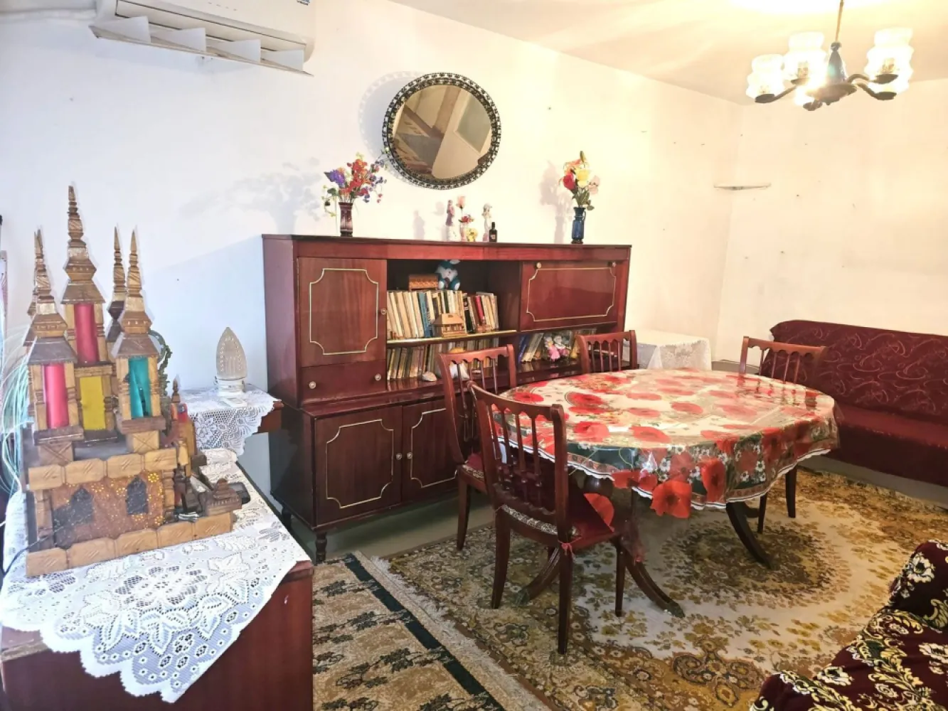 Vanzare - apartament cu 2 camere, Micro 20, J-uri - 52000 euro - Va propunem spre vanzare un apartament cu 2 camere, situat in cartierul Micro 20, intr-o zona foarte buna, chiar langa piata, cu acces rapid la scoala, mijloace de transport in comun si alte puncte de interes.

Imobilul este dat in folosinta in anul 1981, iar apartamentul este pozitionat la etajul 4 din 4.
Detalii proprietate:
2 camere decomandate
Suprafata utila: 50 mp
Balcon: 4 mp
Compartimentare eficienta, bine gandita
Grup sanitar cu geam pentru aerisire naturala

Dotari:
Usa metalica la intrare
Aer conditionat
Boiler
Hidroizolatie recenta (2025)
Apartamentul necesita renovare, oferind astfel posibilitatea amenajarii dupa propriul gust si buget – ideal atat pentru locuinta personala, cat si pentru investitie.

Pret: 52.000 euro – negociabil
Comision de intermediere 1,5% din valoarea de tranzactionare.
Oferta in exclusivitate prin agentia Mag Invest

Pentru mai multe informatii si programari la vizionare:
Liliana Ene – Broker Mag Invest
Telefon: 0746.252.252
