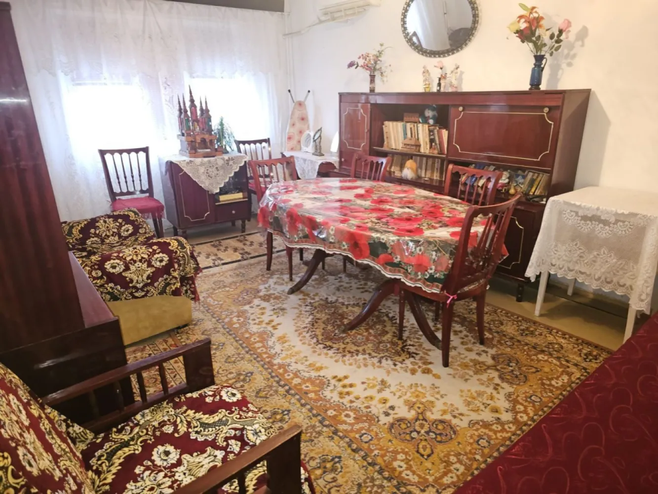 Vanzare - apartament cu 2 camere, Micro 20, J-uri - 52000 euro - Va propunem spre vanzare un apartament cu 2 camere, situat in cartierul Micro 20, intr-o zona foarte buna, chiar langa piata, cu acces rapid la scoala, mijloace de transport in comun si alte puncte de interes.

Imobilul este dat in folosinta in anul 1981, iar apartamentul este pozitionat la etajul 4 din 4.
Detalii proprietate:
2 camere decomandate
Suprafata utila: 50 mp
Balcon: 4 mp
Compartimentare eficienta, bine gandita
Grup sanitar cu geam pentru aerisire naturala

Dotari:
Usa metalica la intrare
Aer conditionat
Boiler
Hidroizolatie recenta (2025)
Apartamentul necesita renovare, oferind astfel posibilitatea amenajarii dupa propriul gust si buget – ideal atat pentru locuinta personala, cat si pentru investitie.

Pret: 52.000 euro – negociabil
Comision de intermediere 1,5% din valoarea de tranzactionare.
Oferta in exclusivitate prin agentia Mag Invest

Pentru mai multe informatii si programari la vizionare:
Liliana Ene – Broker Mag Invest
Telefon: 0746.252.252