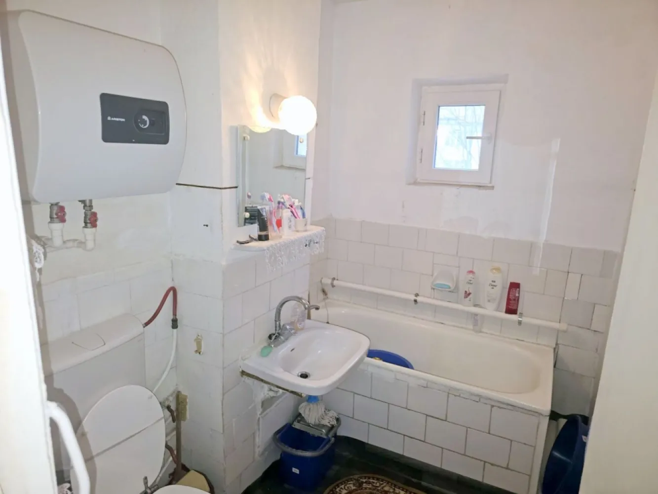 Vanzare - apartament cu 2 camere, Micro 20, J-uri - 52000 euro - Va propunem spre vanzare un apartament cu 2 camere, situat in cartierul Micro 20, intr-o zona foarte buna, chiar langa piata, cu acces rapid la scoala, mijloace de transport in comun si alte puncte de interes.

Imobilul este dat in folosinta in anul 1981, iar apartamentul este pozitionat la etajul 4 din 4.
Detalii proprietate:
2 camere decomandate
Suprafata utila: 50 mp
Balcon: 4 mp
Compartimentare eficienta, bine gandita
Grup sanitar cu geam pentru aerisire naturala

Dotari:
Usa metalica la intrare
Aer conditionat
Boiler
Hidroizolatie recenta (2025)
Apartamentul necesita renovare, oferind astfel posibilitatea amenajarii dupa propriul gust si buget – ideal atat pentru locuinta personala, cat si pentru investitie.

Pret: 52.000 euro – negociabil
Comision de intermediere 1,5% din valoarea de tranzactionare.
Oferta in exclusivitate prin agentia Mag Invest

Pentru mai multe informatii si programari la vizionare:
Liliana Ene – Broker Mag Invest
Telefon: 0746.252.252
