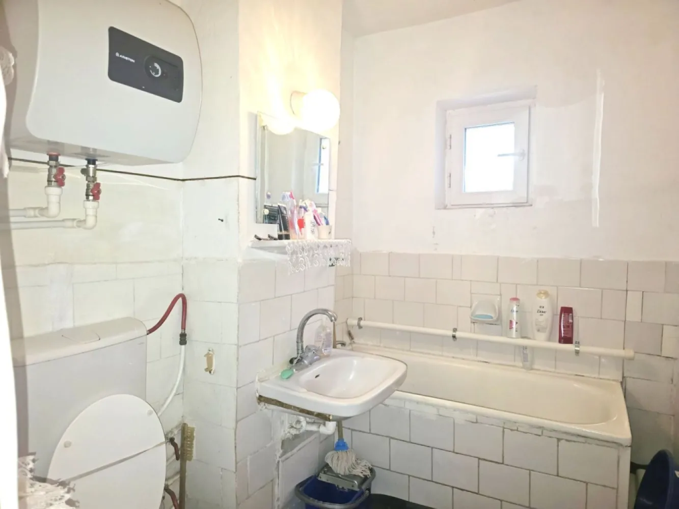 Vanzare - apartament cu 2 camere, Micro 20, J-uri - 52000 euro - Va propunem spre vanzare un apartament cu 2 camere, situat in cartierul Micro 20, intr-o zona foarte buna, chiar langa piata, cu acces rapid la scoala, mijloace de transport in comun si alte puncte de interes.

Imobilul este dat in folosinta in anul 1981, iar apartamentul este pozitionat la etajul 4 din 4.
Detalii proprietate:
2 camere decomandate
Suprafata utila: 50 mp
Balcon: 4 mp
Compartimentare eficienta, bine gandita
Grup sanitar cu geam pentru aerisire naturala

Dotari:
Usa metalica la intrare
Aer conditionat
Boiler
Hidroizolatie recenta (2025)
Apartamentul necesita renovare, oferind astfel posibilitatea amenajarii dupa propriul gust si buget – ideal atat pentru locuinta personala, cat si pentru investitie.

Pret: 52.000 euro – negociabil
Comision de intermediere 1,5% din valoarea de tranzactionare.
Oferta in exclusivitate prin agentia Mag Invest

Pentru mai multe informatii si programari la vizionare:
Liliana Ene – Broker Mag Invest
Telefon: 0746.252.252