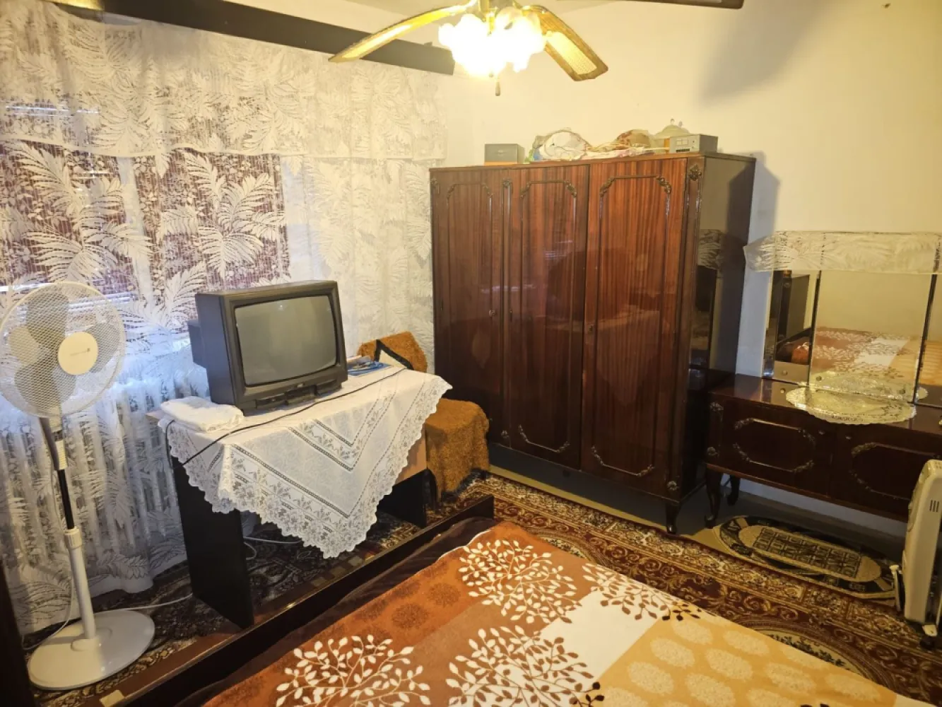 Vanzare - apartament cu 2 camere, Micro 20, J-uri - 52000 euro - Va propunem spre vanzare un apartament cu 2 camere, situat in cartierul Micro 20, intr-o zona foarte buna, chiar langa piata, cu acces rapid la scoala, mijloace de transport in comun si alte puncte de interes.

Imobilul este dat in folosinta in anul 1981, iar apartamentul este pozitionat la etajul 4 din 4.
Detalii proprietate:
2 camere decomandate
Suprafata utila: 50 mp
Balcon: 4 mp
Compartimentare eficienta, bine gandita
Grup sanitar cu geam pentru aerisire naturala

Dotari:
Usa metalica la intrare
Aer conditionat
Boiler
Hidroizolatie recenta (2025)
Apartamentul necesita renovare, oferind astfel posibilitatea amenajarii dupa propriul gust si buget – ideal atat pentru locuinta personala, cat si pentru investitie.

Pret: 52.000 euro – negociabil
Comision de intermediere 1,5% din valoarea de tranzactionare.
Oferta in exclusivitate prin agentia Mag Invest

Pentru mai multe informatii si programari la vizionare:
Liliana Ene – Broker Mag Invest
Telefon: 0746.252.252