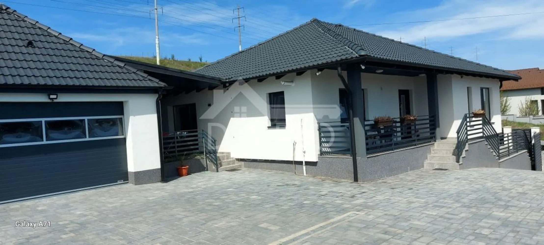 Casă de vânzare - CASA PERFECTĂ TE AȘTEAPTĂ!

Sâncraiu de Mureș – Str. Pârâului

Visezi la un loc unde confortul întâlnește calitatea? Această casă nouă, solidă și economică, finalizată în 2023, îți oferă tot ce ai nevoie pentru un trai relaxat, într-un cartier rezidențial cu o panoramă spectaculoasă asupra orașului Târgu Mureș!

➡️ 153 MP CONSTRUIȚI | 500 MP TEREN | GARAJ DUBLU | TOTUL NOU & MOBILAT!

🔹 Confort & spațiu generos:

🏡 3 dormitoare luminoase, perfecte pentru odihnă
🛋️ Living spațios pentru momente de relaxare
🍽️ Bucătărie modernă, gata să găzduiască cele mai bune rețete
🚿 2 băi elegante, complet echipate
🛍️ Dressing încăpător pentru o organizare impecabilă

🔹 Construită să dureze:

✅ Fundație beton, zidărie cărămidă, acoperiș țiglă
✅ Izolație premium: vată bazaltică + fibre de celuloză în pod
✅ Geamuri tripan pentru eficiență termică maximă

🔹 Dotări PREMIUM:

🔥 Încălzire în pardoseală cu centrală termică în condensare Ariston
🔌 Curent trifazic, gaz, apă, canalizare
📡 Internet RDS, sistem de supraveghere video
🚪 Uși interioare Porta Doors, finisaje de calitate superioară

🔹 Exterior amenajat cu stil:

🏡 2 terase acoperite – locul ideal pentru cafeaua de dimineață
🚗 Garaj dublu de 45 mp cu poartă și ușă automatizată
📦 Depozit generos de 43 mp pentru extra spațiu
🌳 Curte cu pavaj Semmelrock și gard solid din beton & șipcă metalică

🔹 Se vinde complet mobilată și utilată – TOTUL NOU!

📞 Sună acum și programează o vizionare! Această casă nu va sta mult pe piață!