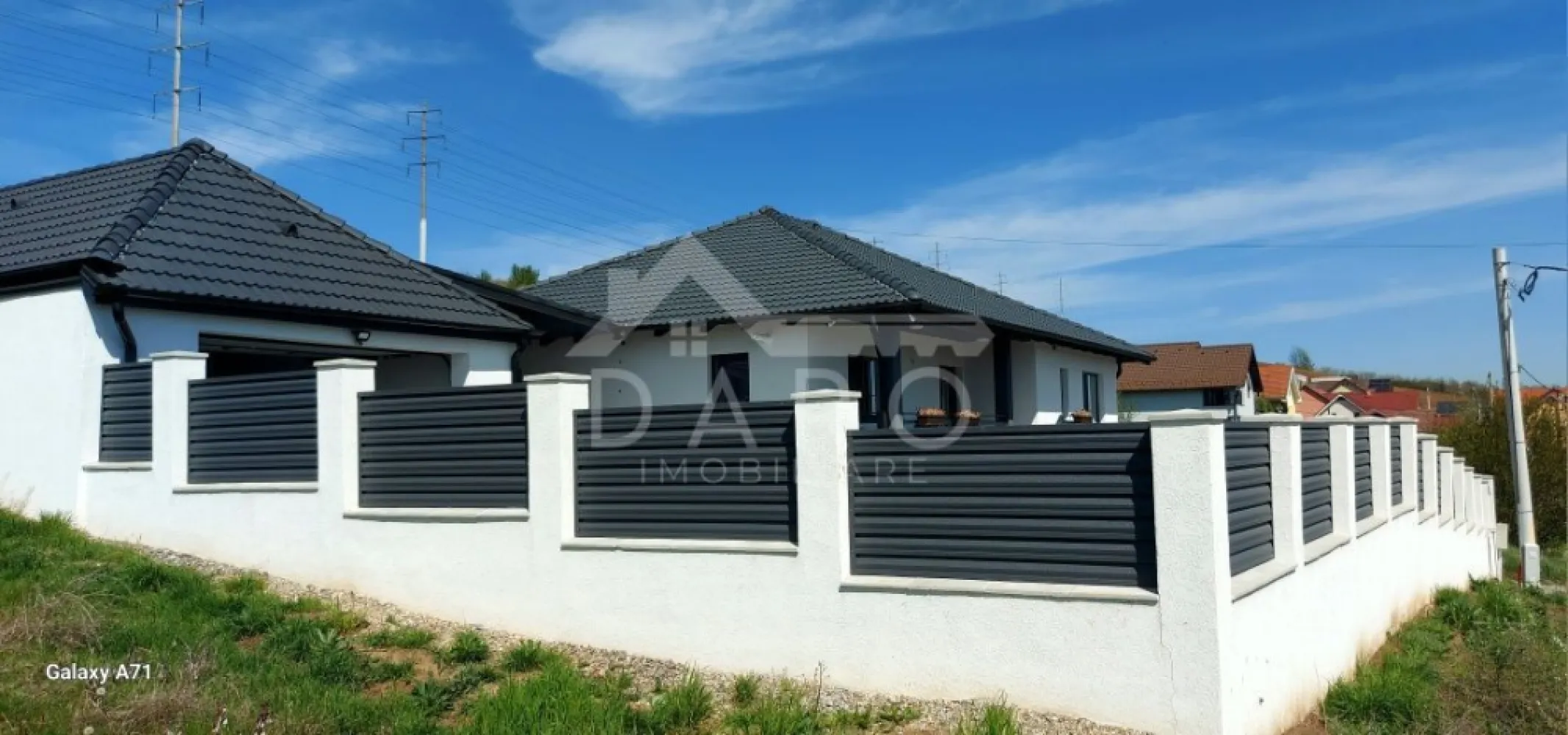 Casă de vânzare - CASA PERFECTĂ TE AȘTEAPTĂ!

Sâncraiu de Mureș – Str. Pârâului

Visezi la un loc unde confortul întâlnește calitatea? Această casă nouă, solidă și economică, finalizată în 2023, îți oferă tot ce ai nevoie pentru un trai relaxat, într-un cartier rezidențial cu o panoramă spectaculoasă asupra orașului Târgu Mureș!

➡️ 153 MP CONSTRUIȚI | 500 MP TEREN | GARAJ DUBLU | TOTUL NOU & MOBILAT!

🔹 Confort & spațiu generos:

🏡 3 dormitoare luminoase, perfecte pentru odihnă
🛋️ Living spațios pentru momente de relaxare
🍽️ Bucătărie modernă, gata să găzduiască cele mai bune rețete
🚿 2 băi elegante, complet echipate
🛍️ Dressing încăpător pentru o organizare impecabilă

🔹 Construită să dureze:

✅ Fundație beton, zidărie cărămidă, acoperiș țiglă
✅ Izolație premium: vată bazaltică + fibre de celuloză în pod
✅ Geamuri tripan pentru eficiență termică maximă

🔹 Dotări PREMIUM:

🔥 Încălzire în pardoseală cu centrală termică în condensare Ariston
🔌 Curent trifazic, gaz, apă, canalizare
📡 Internet RDS, sistem de supraveghere video
🚪 Uși interioare Porta Doors, finisaje de calitate superioară

🔹 Exterior amenajat cu stil:

🏡 2 terase acoperite – locul ideal pentru cafeaua de dimineață
🚗 Garaj dublu de 45 mp cu poartă și ușă automatizată
📦 Depozit generos de 43 mp pentru extra spațiu
🌳 Curte cu pavaj Semmelrock și gard solid din beton & șipcă metalică

🔹 Se vinde complet mobilată și utilată – TOTUL NOU!

📞 Sună acum și programează o vizionare! Această casă nu va sta mult pe piață!