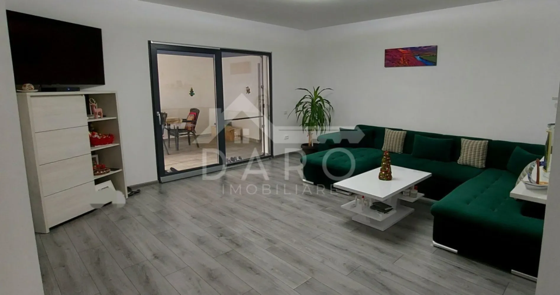 Casă de vânzare - CASA PERFECTĂ TE AȘTEAPTĂ!

Sâncraiu de Mureș – Str. Pârâului

Visezi la un loc unde confortul întâlnește calitatea? Această casă nouă, solidă și economică, finalizată în 2023, îți oferă tot ce ai nevoie pentru un trai relaxat, într-un cartier rezidențial cu o panoramă spectaculoasă asupra orașului Târgu Mureș!

➡️ 153 MP CONSTRUIȚI | 500 MP TEREN | GARAJ DUBLU | TOTUL NOU & MOBILAT!

🔹 Confort & spațiu generos:

🏡 3 dormitoare luminoase, perfecte pentru odihnă
🛋️ Living spațios pentru momente de relaxare
🍽️ Bucătărie modernă, gata să găzduiască cele mai bune rețete
🚿 2 băi elegante, complet echipate
🛍️ Dressing încăpător pentru o organizare impecabilă

🔹 Construită să dureze:

✅ Fundație beton, zidărie cărămidă, acoperiș țiglă
✅ Izolație premium: vată bazaltică + fibre de celuloză în pod
✅ Geamuri tripan pentru eficiență termică maximă

🔹 Dotări PREMIUM:

🔥 Încălzire în pardoseală cu centrală termică în condensare Ariston
🔌 Curent trifazic, gaz, apă, canalizare
📡 Internet RDS, sistem de supraveghere video
🚪 Uși interioare Porta Doors, finisaje de calitate superioară

🔹 Exterior amenajat cu stil:

🏡 2 terase acoperite – locul ideal pentru cafeaua de dimineață
🚗 Garaj dublu de 45 mp cu poartă și ușă automatizată
📦 Depozit generos de 43 mp pentru extra spațiu
🌳 Curte cu pavaj Semmelrock și gard solid din beton & șipcă metalică

🔹 Se vinde complet mobilată și utilată – TOTUL NOU!

📞 Sună acum și programează o vizionare! Această casă nu va sta mult pe piață!