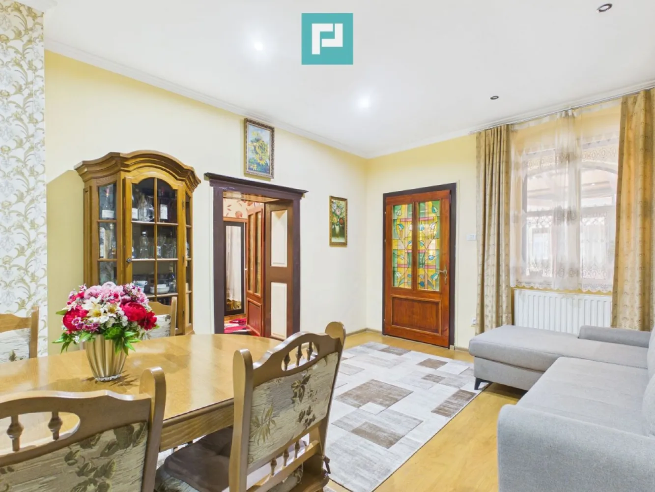 Apartament cu 2 camere pe Str.Episcopiei - Apartament cu 2 camere pe Str.Episcopiei

PropertyLab vă propune spre vânzare un apartament spațios la curte comună pe Str. Episcopiei, Arad

Descoperă un apartament generos și versatil, situat la parter, într-o curte comună liniștită, cu acces securizat prin poartă automată. Proprietatea are o suprafață utilă de 80 mp și 112 mp construiți, fiind ideală atât pentru locuință, cât și pentru investiție.

Compartimentare:
-terasă amenajată ca bucătărie, echipată cu aragaz și cuptor
-bucătărie separată cu loc de luat masa
-2 camere spațioase
-baie
-dressing

Beneficii suplimentare:
-loc de parcare în curte
-poartă cu telecomandă
-pod comun cu spațiu de depozitare delimitat
-pivniță cu boxă

Apartamentul se vinde mobilat ca în fotografii, cu excepția unor corpuri de mobilier din living.

 Locația centrală pe Strada Episcopiei oferă acces rapid către puncte de interes, magazine, instituții și mijloace de transport.

Pentru detalii și programarea unei vizionări, echipa PropertyLab vă stă cu drag la dispoziție.

Andreea Covaci - Consultant Imobiliar PropertyLab
+40751479311

Augustin Dina - Consultant imobiliar PropertyLab
+4726310776
E-mail: augustin.dina@propertylab.ro

CP2849662