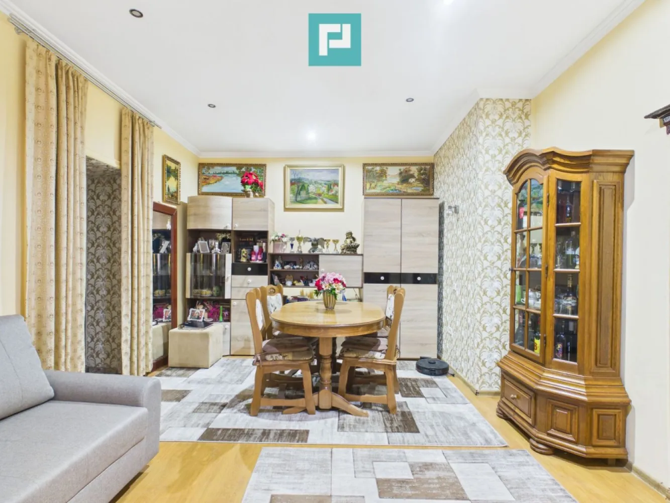 Apartament cu 2 camere pe Str.Episcopiei - Apartament cu 2 camere pe Str.Episcopiei

PropertyLab vă propune spre vânzare un apartament spațios la curte comună pe Str. Episcopiei, Arad

Descoperă un apartament generos și versatil, situat la parter, într-o curte comună liniștită, cu acces securizat prin poartă automată. Proprietatea are o suprafață utilă de 80 mp și 112 mp construiți, fiind ideală atât pentru locuință, cât și pentru investiție.

Compartimentare:
-terasă amenajată ca bucătărie, echipată cu aragaz și cuptor
-bucătărie separată cu loc de luat masa
-2 camere spațioase
-baie
-dressing

Beneficii suplimentare:
-loc de parcare în curte
-poartă cu telecomandă
-pod comun cu spațiu de depozitare delimitat
-pivniță cu boxă

Apartamentul se vinde mobilat ca în fotografii, cu excepția unor corpuri de mobilier din living.

 Locația centrală pe Strada Episcopiei oferă acces rapid către puncte de interes, magazine, instituții și mijloace de transport.

Pentru detalii și programarea unei vizionări, echipa PropertyLab vă stă cu drag la dispoziție.

Andreea Covaci - Consultant Imobiliar PropertyLab
+40751479311

Augustin Dina - Consultant imobiliar PropertyLab
+4726310776
E-mail: augustin.dina@propertylab.ro

CP2849662