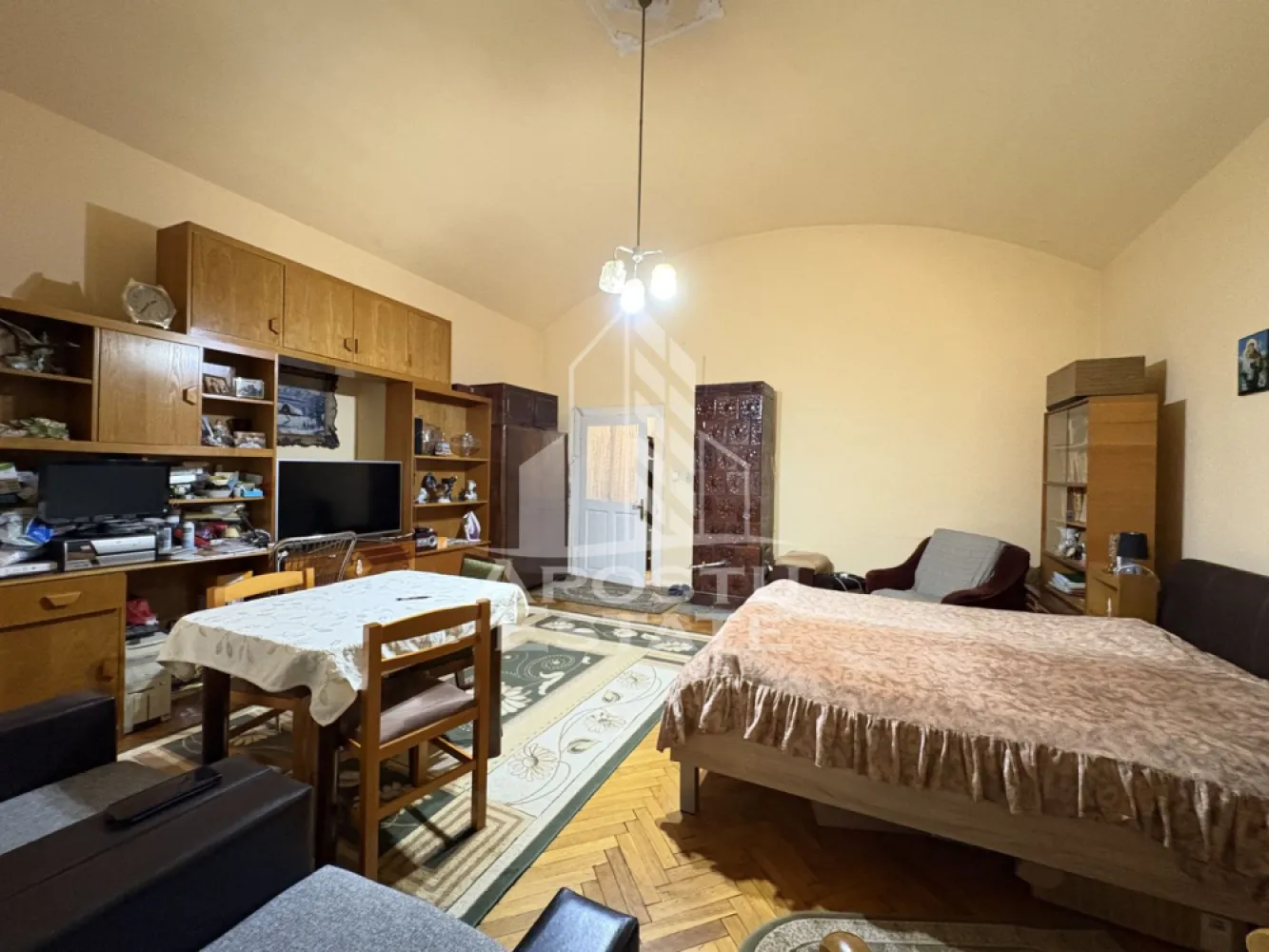 Ultracentral Piața Libertății 54 mp, Loc parcare - Apostu Estate propune în exclusivitate spre vânzare un apartament cu o cameră, bucătărie separată, baie și spațiu de depozitare, cu suprafață utilă de 54 mp, situat la parterul unui imobil istoric din zona Piața Libertății – strada Lucian Blaga.

Proprietatea oferă posibilitatea realizării accesului direct din stradă, aspect ce permite transformarea în spațiu comercial sau utilizarea pentru alte tipuri de activități (birou, cabinet, atelier, studio).

Dispune de loc de parcare în curtea imobilului, cu acces controlat prin telecomanda.

O proprietate ideală pentru locuinţă personală sau investiţie, în centrul orașul Timişoarei.
