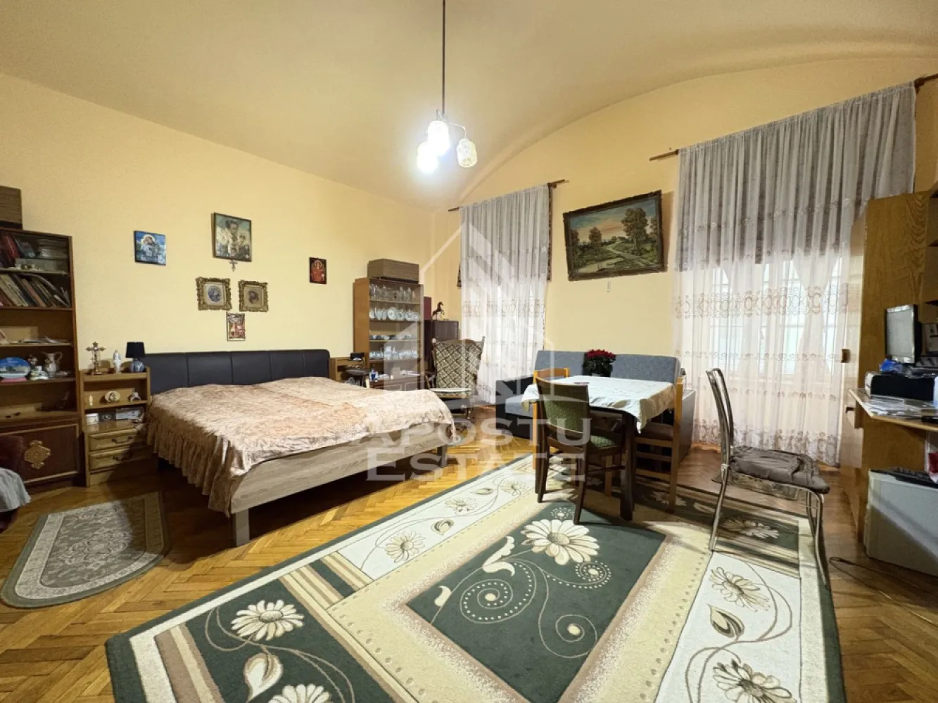 Ultracentral Piața Libertății 54 mp, Loc parcare - Apostu Estate propune în exclusivitate spre vânzare un apartament cu o cameră, bucătărie separată, baie și spațiu de depozitare, cu suprafață utilă de 54 mp, situat la parterul unui imobil istoric din zona Piața Libertății – strada Lucian Blaga.

Proprietatea oferă posibilitatea realizării accesului direct din stradă, aspect ce permite transformarea în spațiu comercial sau utilizarea pentru alte tipuri de activități (birou, cabinet, atelier, studio).

Dispune de loc de parcare în curtea imobilului, cu acces controlat prin telecomanda.

O proprietate ideală pentru locuinţă personală sau investiţie, în centrul orașul Timişoarei.