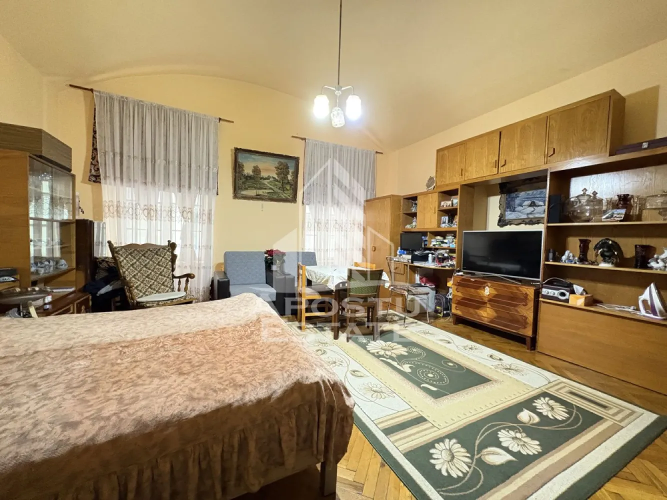 Ultracentral Piața Libertății 54 mp, Loc parcare - Apostu Estate propune în exclusivitate spre vânzare un apartament cu o cameră, bucătărie separată, baie și spațiu de depozitare, cu suprafață utilă de 54 mp, situat la parterul unui imobil istoric din zona Piața Libertății – strada Lucian Blaga.

Proprietatea oferă posibilitatea realizării accesului direct din stradă, aspect ce permite transformarea în spațiu comercial sau utilizarea pentru alte tipuri de activități (birou, cabinet, atelier, studio).

Dispune de loc de parcare în curtea imobilului, cu acces controlat prin telecomanda.

O proprietate ideală pentru locuinţă personală sau investiţie, în centrul orașul Timişoarei.