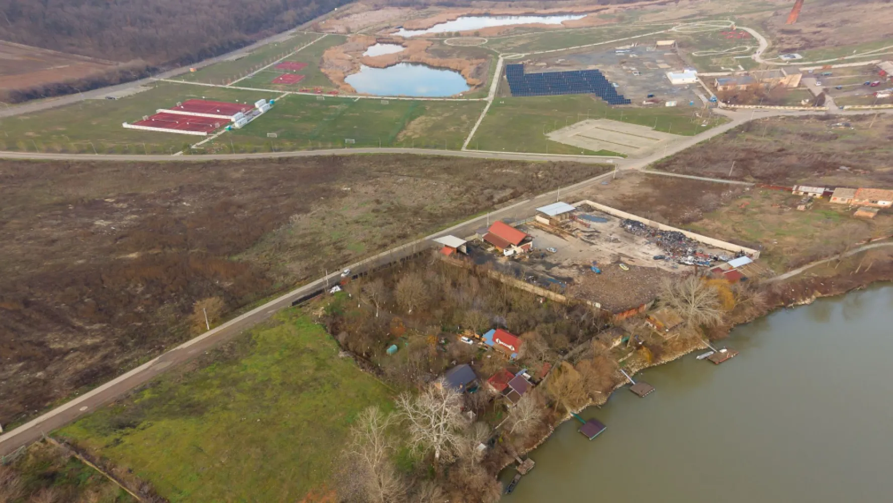 Teren intravilan 2.600 mp pe Malul Mureșului Alfa - Teren intravilan 2.600 mp pe Malul Mureșului – Zonă de agrement Ceala, Mărului Alfa

PropertyLab vă propune spre vânzare un teren intravilan de 2.600 mp, situat într-una dintre cele mai căutate și în dezvoltare zone ale Aradului – Malul Mureșului, în apropierea pădurii Ceala, în perimetrul cartierului Mărului Alfa.

 Localizare premium
Proprietatea se află la doar câteva minute de centrul Aradului, într-o zonă liniștită, verde și ideală pentru rezidență sau investiție. Accesul este facil, fiind aproape de legătura către Podgoria, cartierul Alfa, autostrada și traseele principale de circulație.

 Zonă de agrement în plină dezvoltare
La doar câțiva pași se află noua zonă de agrement de pe Malul Mureșului, dotată cu:
• terenuri de tenis, fotbal și baschet
• pistă modernă de biciclete și trasee pentru jogging
• acces direct la pădurea Ceala, ideală pentru plimbări și activități outdoor

Această amplasare face din teren una dintre cele mai atractive opțiuni pentru cei care își doresc o locuință într-un cadru natural sau pentru investitori orientați spre proiecte de tip HORECA, agrement sau recreere.

 Caracteristici teren
• Suprafață: 2.600 mp
• Front stradal: 34 m
• Adâncime: 72 m
• Regim: Intravilan
• Utilități: curent și apă în proximitate

 Ideal pentru:
• construcția unei case moderne în natură
• pensiune, cabană, restaurant sau alte proiecte turistice
• investiție pe termen lung într-o zonă cu potențial ridicat de dezvoltare

Almira Boboc - Consultant Imobiliar PropertyLab
Telefon 0745 06 93 93
E-mail: almira.boboc@propertylab.ro

Cod Proprietate 2849517