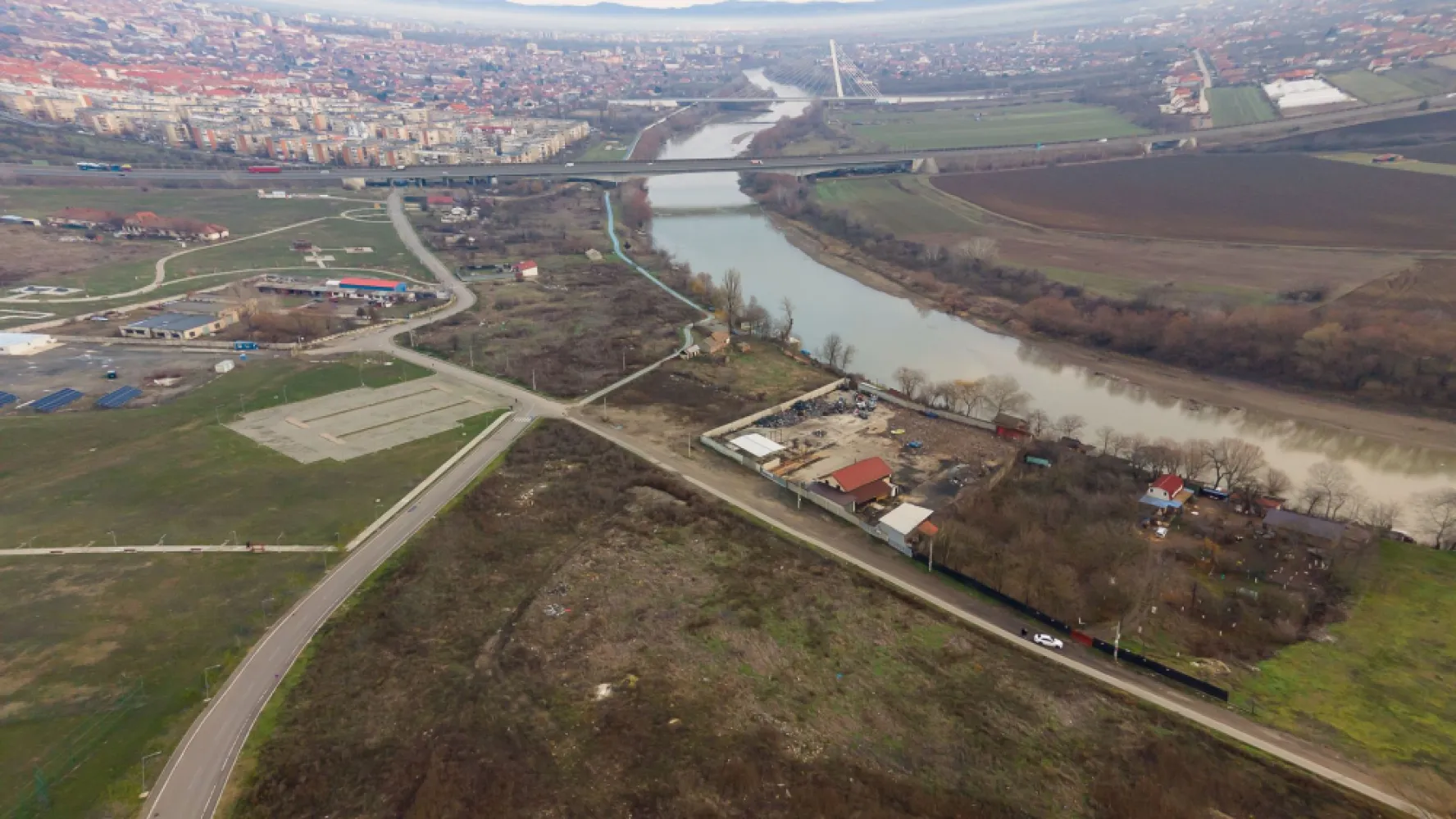 Teren intravilan 2.600 mp pe Malul Mureșului Alfa