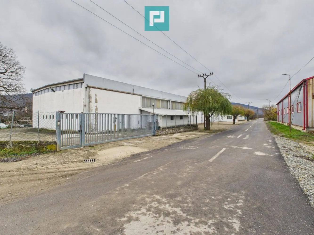 Hală cu teren intravilan de 3500 mp, în Sebiș Arad - PROPERTY LAB vă prezintă spre vânzare:

Hală industrială de vânzare – Sebiș, jud. Arad
Investiție sigură | Venit pasiv din prima zi

Vă propunem spre vânzare o hală industrială solid construită, situată în orașul Sebiș, județul Arad, ideală atât pentru investiție, cât și pentru activități de producție sau depozitare.

An construcție:
1996

Caracteristici construcție:

Structură metalică tip industrial
Pereți din BCA
Acoperiș din panouri sandwich termoizolante
Fundație din beton
Construcție rezistentă la cutremur
Sistem de scurgere apă pluvială

Suprafață:

Suprafață construită hală: 2.000 mp
Teren: 1.500 mp (în jurul halei)

Acces:

Acces în curte prin 2 porți mari
Acces în hală prin 3 porți industriale
Acces TIR – ideal pentru logistică și transport

 Siguranță:

3 hidranți exteriori, alimentați din rețeaua principală de apă

Utilități:

Apă
Curent trifazic
Canalizare
Încălzire pe lemne sau peleți

Compartimentare:

Spațiu hală total:
Magazie: 1.200 mp
Spațiu producție: 800 mp
Birouri:
1 birou cu acces din exterior, dotat cu baie proprie
1 birou cu acces direct din hală

Grupuri sanitare:
8 WC-uri
2 dușuri
Vestiar pentru muncitori

 Destinații posibile:

Hală de producție
Depozitare / logistică
Atelier de lucru
Unitate de stocare
Sală de sport
Spălătorie
Clădire de birouri
Service auto
Showroom

 Avantaj major:

 Hala este în prezent închiriată, cu chiriași care desfășoară o afacere prosperă.
 Se poate prelua cu chiriași, generând venit pasiv imediat din momentul achiziției.
 Cheltuieli reduse și câștig substanțial.

Sper că această propunere îndeplinește așteptările dumneavoastră.

Pentru mai multe informații sau pentru a programa o vizionare, nu ezitați să mă contactați!

Claudiu Coșeri - Consultant Imobiliar Propertylab
Telefon: 0741 406 291

CP2849041