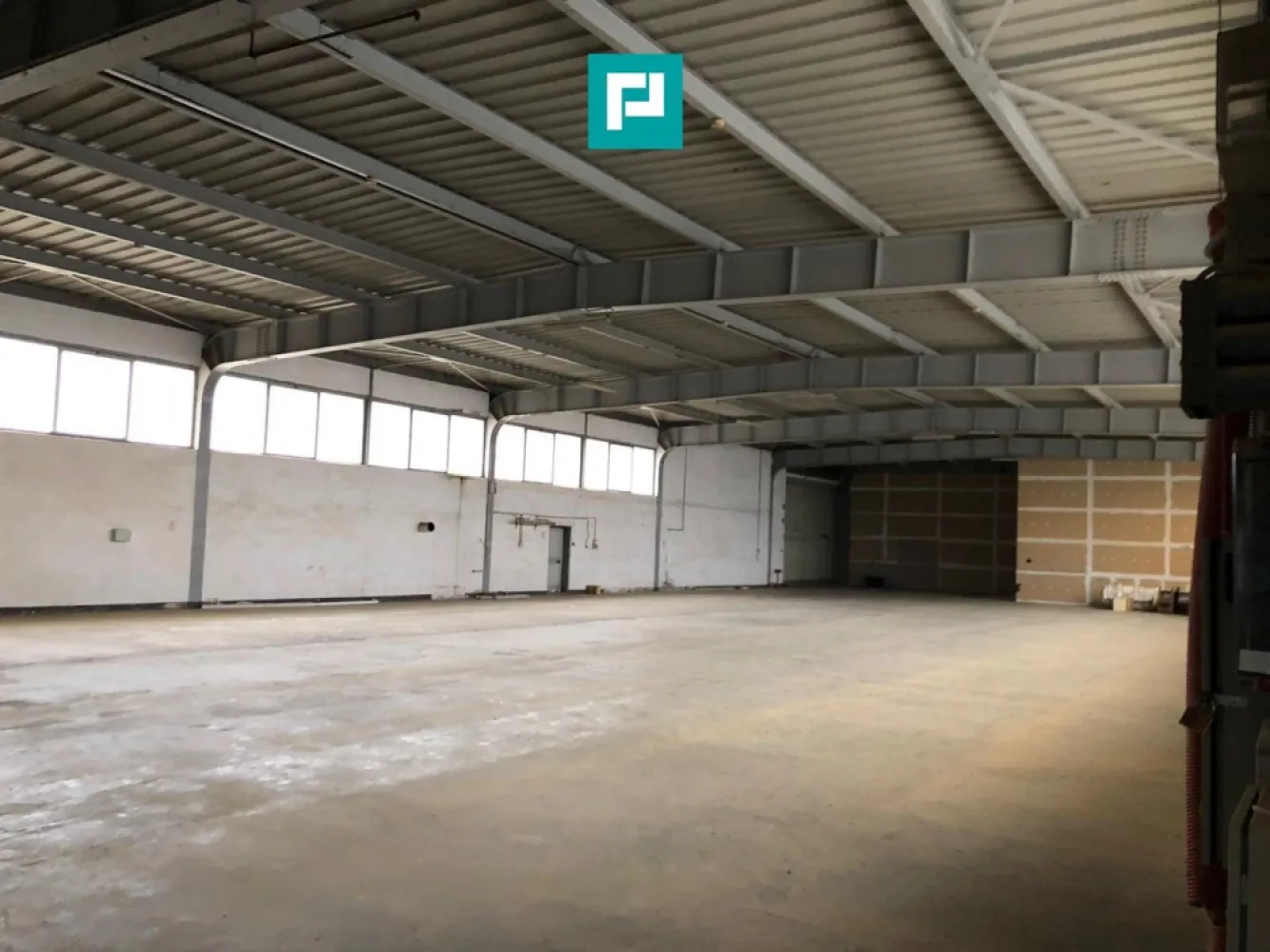 Hală cu teren intravilan de 3500 mp, în Sebiș Arad - PROPERTY LAB vă prezintă spre vânzare:

Hală industrială de vânzare – Sebiș, jud. Arad
Investiție sigură | Venit pasiv din prima zi

Vă propunem spre vânzare o hală industrială solid construită, situată în orașul Sebiș, județul Arad, ideală atât pentru investiție, cât și pentru activități de producție sau depozitare.

An construcție:
1996

Caracteristici construcție:

Structură metalică tip industrial
Pereți din BCA
Acoperiș din panouri sandwich termoizolante
Fundație din beton
Construcție rezistentă la cutremur
Sistem de scurgere apă pluvială

Suprafață:

Suprafață construită hală: 2.000 mp
Teren: 1.500 mp (în jurul halei)

Acces:

Acces în curte prin 2 porți mari
Acces în hală prin 3 porți industriale
Acces TIR – ideal pentru logistică și transport

 Siguranță:

3 hidranți exteriori, alimentați din rețeaua principală de apă

Utilități:

Apă
Curent trifazic
Canalizare
Încălzire pe lemne sau peleți

Compartimentare:

Spațiu hală total:
Magazie: 1.200 mp
Spațiu producție: 800 mp
Birouri:
1 birou cu acces din exterior, dotat cu baie proprie
1 birou cu acces direct din hală

Grupuri sanitare:
8 WC-uri
2 dușuri
Vestiar pentru muncitori

 Destinații posibile:

Hală de producție
Depozitare / logistică
Atelier de lucru
Unitate de stocare
Sală de sport
Spălătorie
Clădire de birouri
Service auto
Showroom

 Avantaj major:

 Hala este în prezent închiriată, cu chiriași care desfășoară o afacere prosperă.
 Se poate prelua cu chiriași, generând venit pasiv imediat din momentul achiziției.
 Cheltuieli reduse și câștig substanțial.

Sper că această propunere îndeplinește așteptările dumneavoastră.

Pentru mai multe informații sau pentru a programa o vizionare, nu ezitați să mă contactați!

Claudiu Coșeri - Consultant Imobiliar Propertylab
Telefon: 0741 406 291

CP2849041