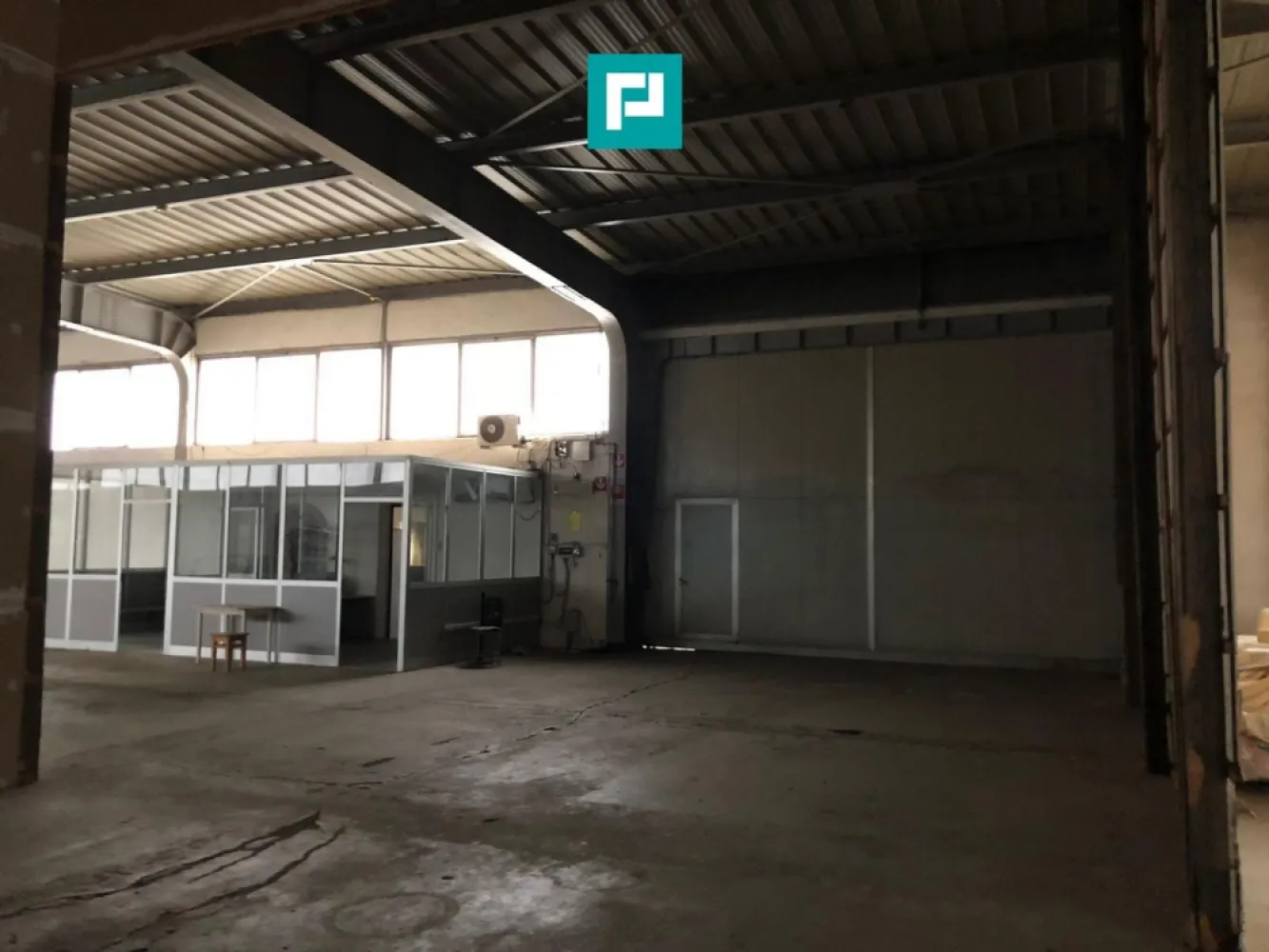 Hală cu teren intravilan de 3500 mp, în Sebiș Arad - PROPERTY LAB vă prezintă spre vânzare:

Hală industrială de vânzare – Sebiș, jud. Arad
Investiție sigură | Venit pasiv din prima zi

Vă propunem spre vânzare o hală industrială solid construită, situată în orașul Sebiș, județul Arad, ideală atât pentru investiție, cât și pentru activități de producție sau depozitare.

An construcție:
1996

Caracteristici construcție:

Structură metalică tip industrial
Pereți din BCA
Acoperiș din panouri sandwich termoizolante
Fundație din beton
Construcție rezistentă la cutremur
Sistem de scurgere apă pluvială

Suprafață:

Suprafață construită hală: 2.000 mp
Teren: 1.500 mp (în jurul halei)

Acces:

Acces în curte prin 2 porți mari
Acces în hală prin 3 porți industriale
Acces TIR – ideal pentru logistică și transport

 Siguranță:

3 hidranți exteriori, alimentați din rețeaua principală de apă

Utilități:

Apă
Curent trifazic
Canalizare
Încălzire pe lemne sau peleți

Compartimentare:

Spațiu hală total:
Magazie: 1.200 mp
Spațiu producție: 800 mp
Birouri:
1 birou cu acces din exterior, dotat cu baie proprie
1 birou cu acces direct din hală

Grupuri sanitare:
8 WC-uri
2 dușuri
Vestiar pentru muncitori

 Destinații posibile:

Hală de producție
Depozitare / logistică
Atelier de lucru
Unitate de stocare
Sală de sport
Spălătorie
Clădire de birouri
Service auto
Showroom

 Avantaj major:

 Hala este în prezent închiriată, cu chiriași care desfășoară o afacere prosperă.
 Se poate prelua cu chiriași, generând venit pasiv imediat din momentul achiziției.
 Cheltuieli reduse și câștig substanțial.

Sper că această propunere îndeplinește așteptările dumneavoastră.

Pentru mai multe informații sau pentru a programa o vizionare, nu ezitați să mă contactați!

Claudiu Coșeri - Consultant Imobiliar Propertylab
Telefon: 0741 406 291

CP2849041