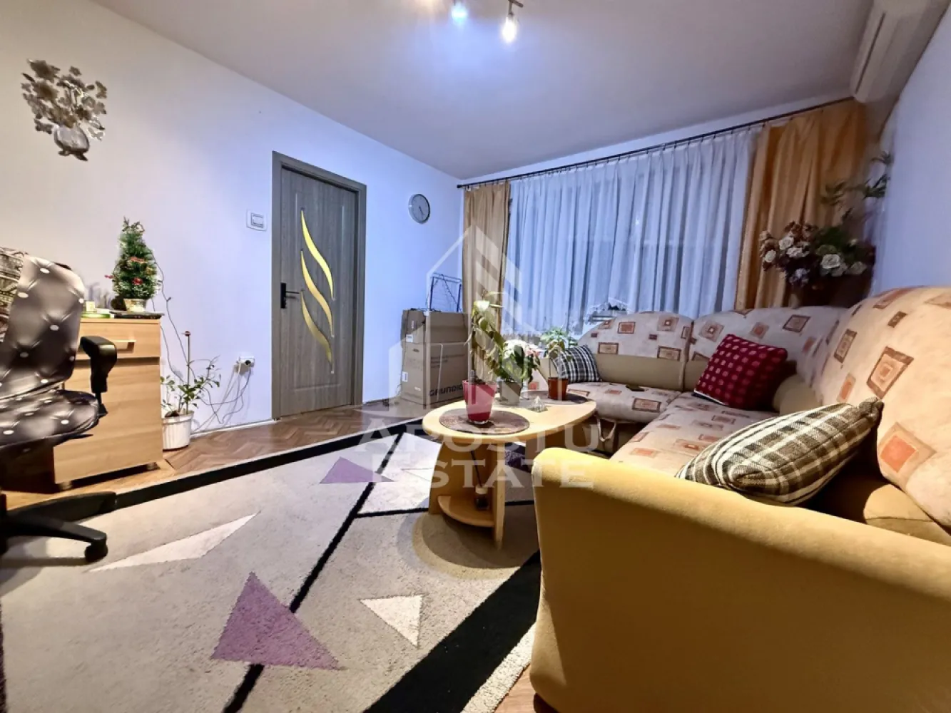 Apartament cu 3 camere de vanzare, zona Girocului, Timisoara - Agentia imobiliara APOSTU ESTATE va propune spre vanzare un apartament cu 3 camere, semidecomandat, localizat in judetul Timis, Timisoara, zona Spitalului Judetean.
Apartamentul este situat la etajul 4 din 4 intr-un bloc cu acoperis din tigla si are o suprafata de 53 mp utili.
Compartimentare:
- Hol de acces
- Bucatarie
- Living spatios
- 2 Dormitoare
- Baie 
- 2 Balcoane
Confortul termic este realizat prin intermediul centralei proprii pe gaz si a aparatului de aer conditionat.
Zona foarte linistita cu numeroase facilitati si puncte de interes precum: acces rapid si usor la mijloacele de transport in comun, parcare amenajata langa bloc, Spitalul Judetean, magazine si supermarket-uri in apropiere, farmacii, institutii de invatamant, restaurante, baruri, cafenele si multe altele.
Agentia imobiliara Apostu Estate va ofera consultanta bancara gratuita prin intermediul colaboratorilor nostri pentru alegerea celui mai potrivit tip de credit, astfel incat tu sa devi noul proprietar al acestui apartament.
Va asteptam cu drag la o vizionare chiar si astazi!
ID intern: CP2842515.