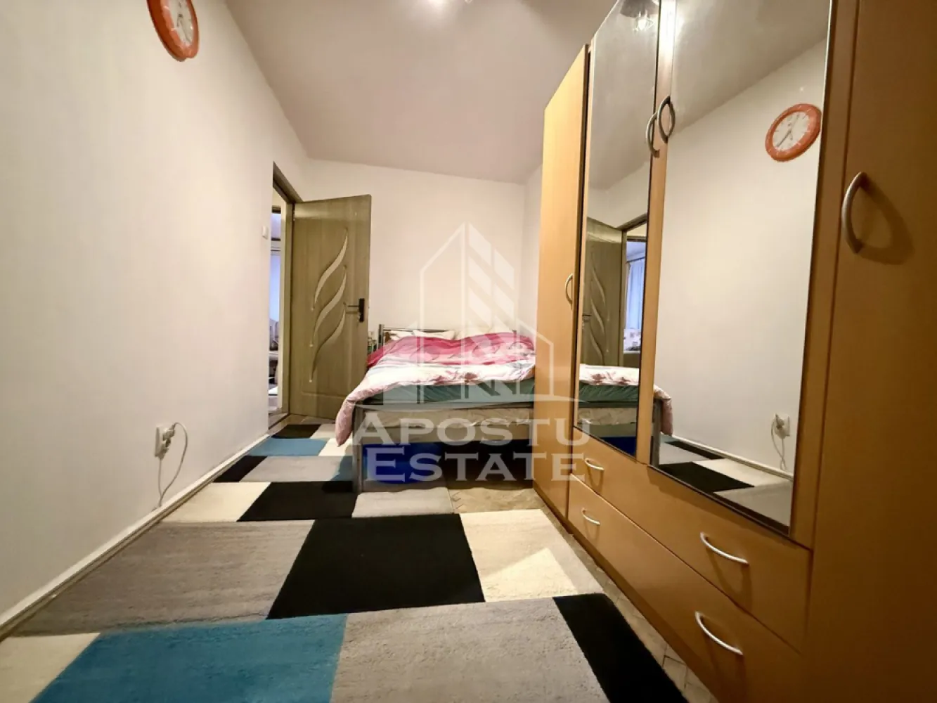 Apartament cu 3 camere de vanzare, zona Girocului, Timisoara - Agentia imobiliara APOSTU ESTATE va propune spre vanzare un apartament cu 3 camere, semidecomandat, localizat in judetul Timis, Timisoara, zona Spitalului Judetean.
Apartamentul este situat la etajul 4 din 4 intr-un bloc cu acoperis din tigla si are o suprafata de 53 mp utili.
Compartimentare:
- Hol de acces
- Bucatarie
- Living spatios
- 2 Dormitoare
- Baie 
- 2 Balcoane
Confortul termic este realizat prin intermediul centralei proprii pe gaz si a aparatului de aer conditionat.
Zona foarte linistita cu numeroase facilitati si puncte de interes precum: acces rapid si usor la mijloacele de transport in comun, parcare amenajata langa bloc, Spitalul Judetean, magazine si supermarket-uri in apropiere, farmacii, institutii de invatamant, restaurante, baruri, cafenele si multe altele.
Agentia imobiliara Apostu Estate va ofera consultanta bancara gratuita prin intermediul colaboratorilor nostri pentru alegerea celui mai potrivit tip de credit, astfel incat tu sa devi noul proprietar al acestui apartament.
Va asteptam cu drag la o vizionare chiar si astazi!
ID intern: CP2842515.