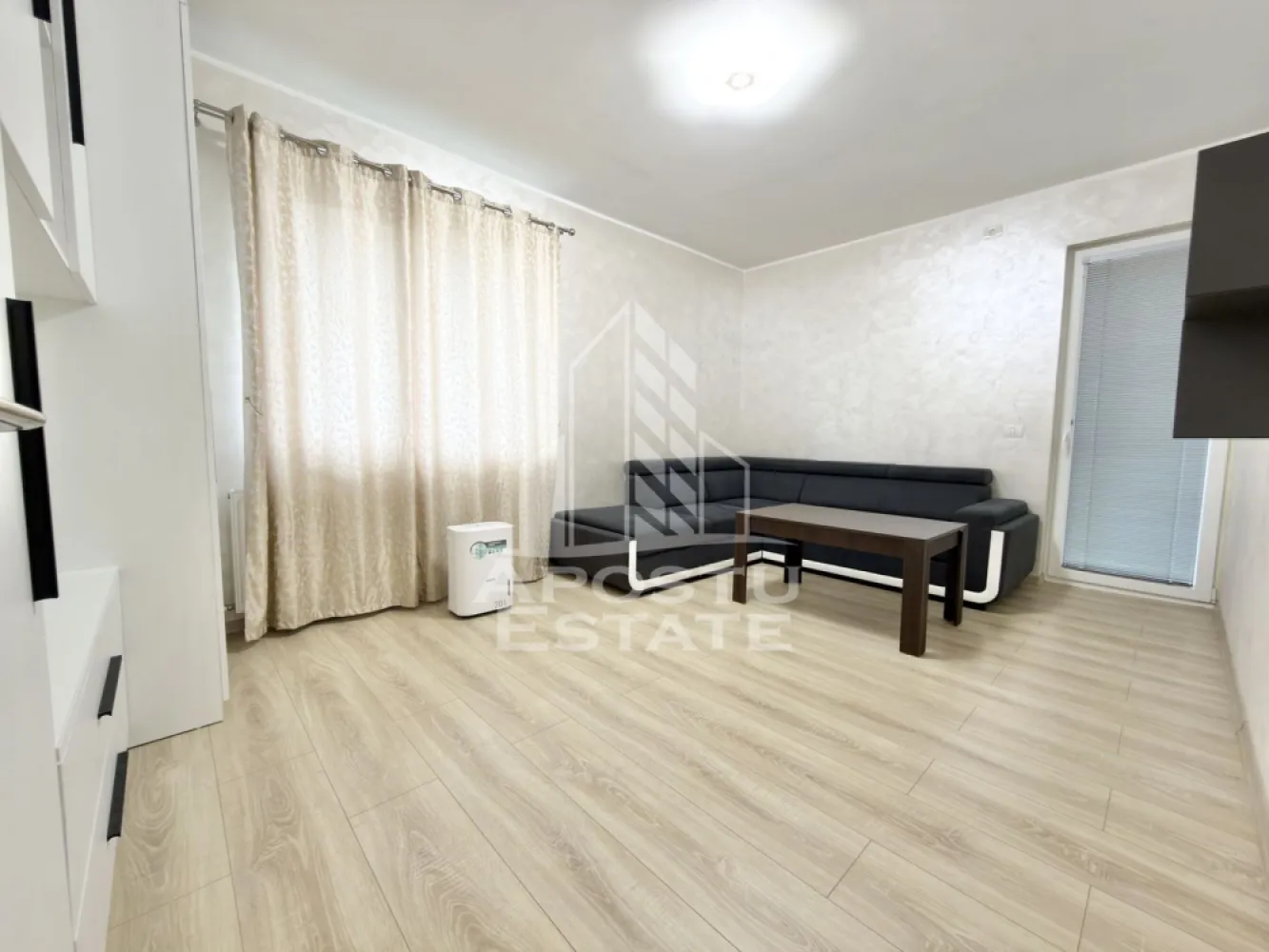 Apartament cu 2 camere decomandat si gradina proprie de 40 mp in Giroc - APOSTU ESTATE va propune spre vanzare un apartament cu 2 camere situat in Giroc, Zona Planetelor.
Drumul de acces spre imobil este asfaltat. In apropiere sunt magazine si supermarket-uri precum: Lidl, Penny, Profi, Mega Image, scoala, gradinita și parc la o distanta de 3 minute, acces facil la mijloace de transport in comun.

Apartamentul se vinde complet mobilat si utilat, precum se observa in imagini.
Imobilul dispune de o suprafata de 53 mp utili si este situat la parter.

Compartimentare:
- hol acces.
- living.
- dormitor.
- bucatarie inchisa.
- baie cu geam si cada.
- gradina proprie de 40 mp.

Detalii tehnice:
- constructie realizata in anul 2019 din caramida Porotherm de 25 cm.
- exterior izolat cu polistiren de 10 cm eps 80.
- pereti despartitori complet din caramida (fara rigips) tencuiti mecanizat finisati cu glet si vopsea lavabila.
- geamuri termopan cu 3 sticle pentru izolare fonica si termica superioara, foarte mari si luminoase.
- centrala proprie pe gaz, incalzire prin calorifere.
- aparataje modulare Gewis.
- usa acces securizata, usi interioare Porta Doors.
- electrocasnice noi, in stare perfecta de functionare. (frigider, masina de spalat rufe, masina de spalar vase, aragaz, cuptor, hota)
- sistem de supraveghere video.
- 2 locuri de parcare dintre care unul acoperit.
Utilitati complete: curent, apa de la retea, canalizare, gaz.

Pentru mai multe detalii nu ezitati sa ne contactati!
Acceptam orice fel de credit bancar. Oferim consultanta si solutii financiare prin colaboratorii nostri pentru a obtine cel mai avantajos credit Ipotecar sau Noua Casa.

Va asteptam cu drag la o vizionare chiar astazi!
CP2842435