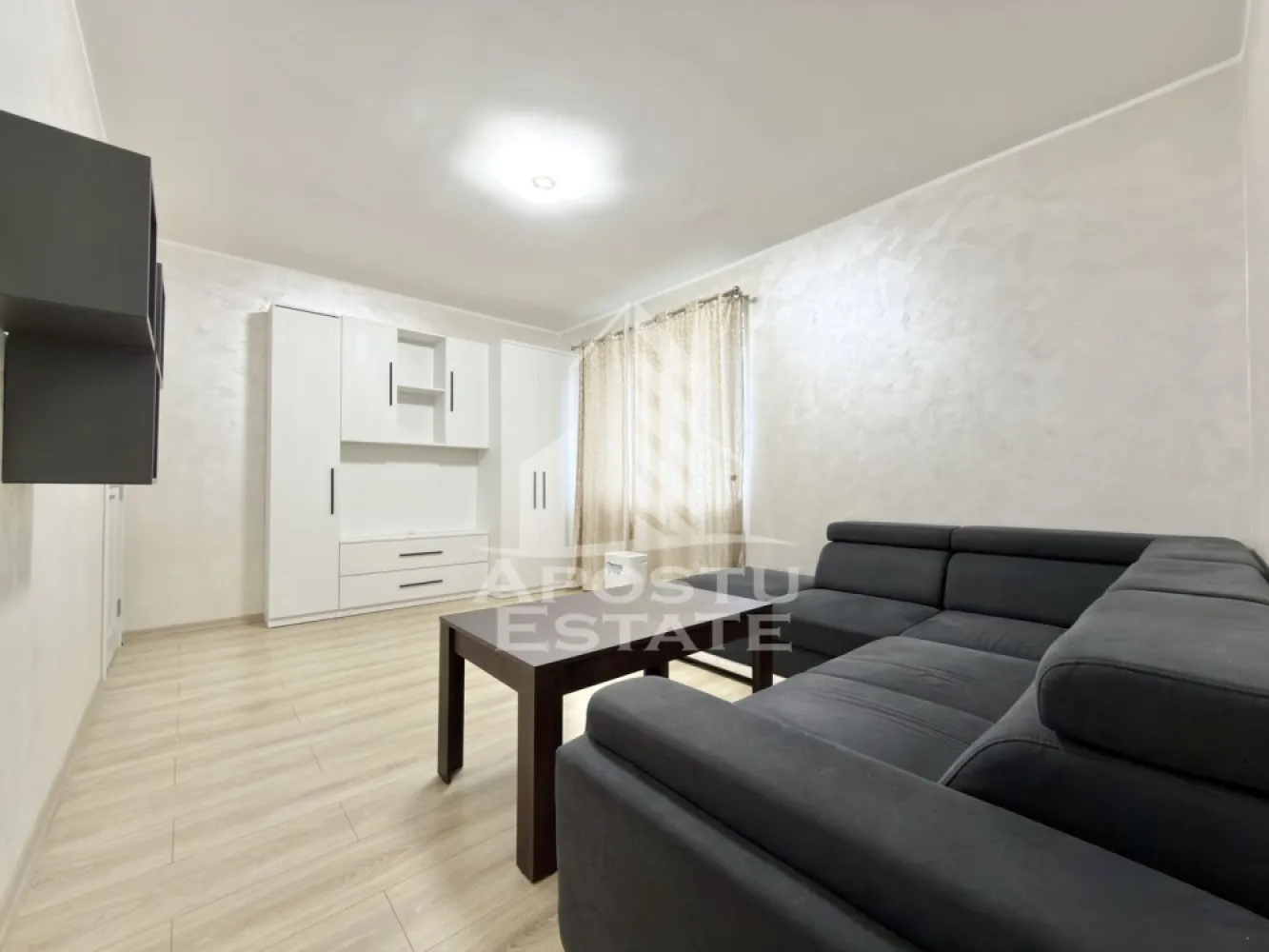 Apartament cu 2 camere decomandat si gradina proprie de 40 mp in Giroc - APOSTU ESTATE va propune spre vanzare un apartament cu 2 camere situat in Giroc, Zona Planetelor.
Drumul de acces spre imobil este asfaltat. In apropiere sunt magazine si supermarket-uri precum: Lidl, Penny, Profi, Mega Image, scoala, gradinita și parc la o distanta de 3 minute, acces facil la mijloace de transport in comun.

Apartamentul se vinde complet mobilat si utilat, precum se observa in imagini.
Imobilul dispune de o suprafata de 53 mp utili si este situat la parter.

Compartimentare:
- hol acces.
- living.
- dormitor.
- bucatarie inchisa.
- baie cu geam si cada.
- gradina proprie de 40 mp.

Detalii tehnice:
- constructie realizata in anul 2019 din caramida Porotherm de 25 cm.
- exterior izolat cu polistiren de 10 cm eps 80.
- pereti despartitori complet din caramida (fara rigips) tencuiti mecanizat finisati cu glet si vopsea lavabila.
- geamuri termopan cu 3 sticle pentru izolare fonica si termica superioara, foarte mari si luminoase.
- centrala proprie pe gaz, incalzire prin calorifere.
- aparataje modulare Gewis.
- usa acces securizata, usi interioare Porta Doors.
- electrocasnice noi, in stare perfecta de functionare. (frigider, masina de spalat rufe, masina de spalar vase, aragaz, cuptor, hota)
- sistem de supraveghere video.
- 2 locuri de parcare dintre care unul acoperit.
Utilitati complete: curent, apa de la retea, canalizare, gaz.

Pentru mai multe detalii nu ezitati sa ne contactati!
Acceptam orice fel de credit bancar. Oferim consultanta si solutii financiare prin colaboratorii nostri pentru a obtine cel mai avantajos credit Ipotecar sau Noua Casa.

Va asteptam cu drag la o vizionare chiar astazi!
CP2842435