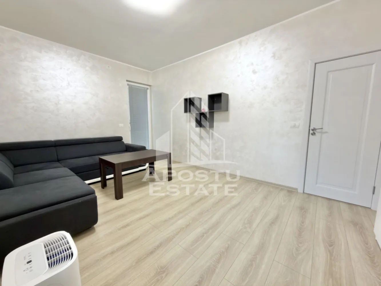 Apartament cu 2 camere decomandat si gradina proprie de 40 mp in Giroc - APOSTU ESTATE va propune spre vanzare un apartament cu 2 camere situat in Giroc, Zona Planetelor.
Drumul de acces spre imobil este asfaltat. In apropiere sunt magazine si supermarket-uri precum: Lidl, Penny, Profi, Mega Image, scoala, gradinita și parc la o distanta de 3 minute, acces facil la mijloace de transport in comun.

Apartamentul se vinde complet mobilat si utilat, precum se observa in imagini.
Imobilul dispune de o suprafata de 53 mp utili si este situat la parter.

Compartimentare:
- hol acces.
- living.
- dormitor.
- bucatarie inchisa.
- baie cu geam si cada.
- gradina proprie de 40 mp.

Detalii tehnice:
- constructie realizata in anul 2019 din caramida Porotherm de 25 cm.
- exterior izolat cu polistiren de 10 cm eps 80.
- pereti despartitori complet din caramida (fara rigips) tencuiti mecanizat finisati cu glet si vopsea lavabila.
- geamuri termopan cu 3 sticle pentru izolare fonica si termica superioara, foarte mari si luminoase.
- centrala proprie pe gaz, incalzire prin calorifere.
- aparataje modulare Gewis.
- usa acces securizata, usi interioare Porta Doors.
- electrocasnice noi, in stare perfecta de functionare. (frigider, masina de spalat rufe, masina de spalar vase, aragaz, cuptor, hota)
- sistem de supraveghere video.
- 2 locuri de parcare dintre care unul acoperit.
Utilitati complete: curent, apa de la retea, canalizare, gaz.

Pentru mai multe detalii nu ezitati sa ne contactati!
Acceptam orice fel de credit bancar. Oferim consultanta si solutii financiare prin colaboratorii nostri pentru a obtine cel mai avantajos credit Ipotecar sau Noua Casa.

Va asteptam cu drag la o vizionare chiar astazi!
CP2842435