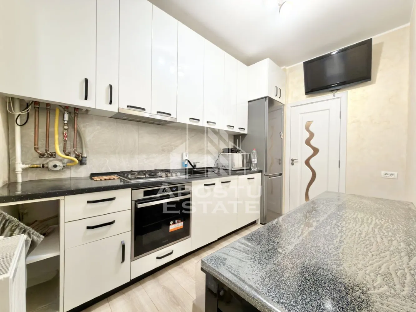 Apartament cu 2 camere decomandat si gradina proprie de 40 mp in Giroc - APOSTU ESTATE va propune spre vanzare un apartament cu 2 camere situat in Giroc, Zona Planetelor.
Drumul de acces spre imobil este asfaltat. In apropiere sunt magazine si supermarket-uri precum: Lidl, Penny, Profi, Mega Image, scoala, gradinita și parc la o distanta de 3 minute, acces facil la mijloace de transport in comun.

Apartamentul se vinde complet mobilat si utilat, precum se observa in imagini.
Imobilul dispune de o suprafata de 53 mp utili si este situat la parter.

Compartimentare:
- hol acces.
- living.
- dormitor.
- bucatarie inchisa.
- baie cu geam si cada.
- gradina proprie de 40 mp.

Detalii tehnice:
- constructie realizata in anul 2019 din caramida Porotherm de 25 cm.
- exterior izolat cu polistiren de 10 cm eps 80.
- pereti despartitori complet din caramida (fara rigips) tencuiti mecanizat finisati cu glet si vopsea lavabila.
- geamuri termopan cu 3 sticle pentru izolare fonica si termica superioara, foarte mari si luminoase.
- centrala proprie pe gaz, incalzire prin calorifere.
- aparataje modulare Gewis.
- usa acces securizata, usi interioare Porta Doors.
- electrocasnice noi, in stare perfecta de functionare. (frigider, masina de spalat rufe, masina de spalar vase, aragaz, cuptor, hota)
- sistem de supraveghere video.
- 2 locuri de parcare dintre care unul acoperit.
Utilitati complete: curent, apa de la retea, canalizare, gaz.

Pentru mai multe detalii nu ezitati sa ne contactati!
Acceptam orice fel de credit bancar. Oferim consultanta si solutii financiare prin colaboratorii nostri pentru a obtine cel mai avantajos credit Ipotecar sau Noua Casa.

Va asteptam cu drag la o vizionare chiar astazi!
CP2842435