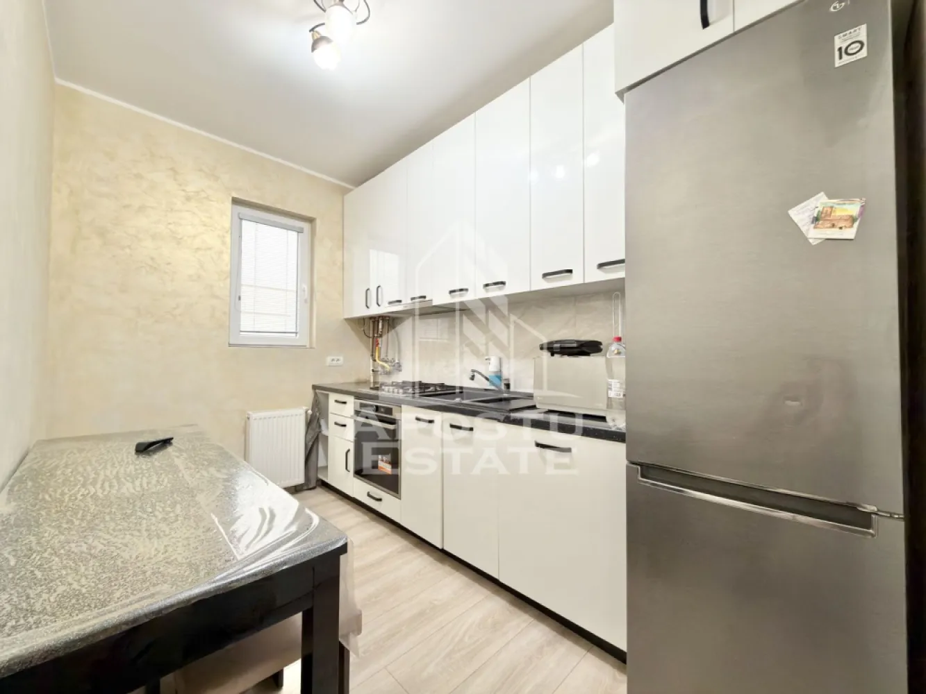 Apartament cu 2 camere decomandat si gradina proprie de 40 mp in Giroc - APOSTU ESTATE va propune spre vanzare un apartament cu 2 camere situat in Giroc, Zona Planetelor.
Drumul de acces spre imobil este asfaltat. In apropiere sunt magazine si supermarket-uri precum: Lidl, Penny, Profi, Mega Image, scoala, gradinita și parc la o distanta de 3 minute, acces facil la mijloace de transport in comun.

Apartamentul se vinde complet mobilat si utilat, precum se observa in imagini.
Imobilul dispune de o suprafata de 53 mp utili si este situat la parter.

Compartimentare:
- hol acces.
- living.
- dormitor.
- bucatarie inchisa.
- baie cu geam si cada.
- gradina proprie de 40 mp.

Detalii tehnice:
- constructie realizata in anul 2019 din caramida Porotherm de 25 cm.
- exterior izolat cu polistiren de 10 cm eps 80.
- pereti despartitori complet din caramida (fara rigips) tencuiti mecanizat finisati cu glet si vopsea lavabila.
- geamuri termopan cu 3 sticle pentru izolare fonica si termica superioara, foarte mari si luminoase.
- centrala proprie pe gaz, incalzire prin calorifere.
- aparataje modulare Gewis.
- usa acces securizata, usi interioare Porta Doors.
- electrocasnice noi, in stare perfecta de functionare. (frigider, masina de spalat rufe, masina de spalar vase, aragaz, cuptor, hota)
- sistem de supraveghere video.
- 2 locuri de parcare dintre care unul acoperit.
Utilitati complete: curent, apa de la retea, canalizare, gaz.

Pentru mai multe detalii nu ezitati sa ne contactati!
Acceptam orice fel de credit bancar. Oferim consultanta si solutii financiare prin colaboratorii nostri pentru a obtine cel mai avantajos credit Ipotecar sau Noua Casa.

Va asteptam cu drag la o vizionare chiar astazi!
CP2842435