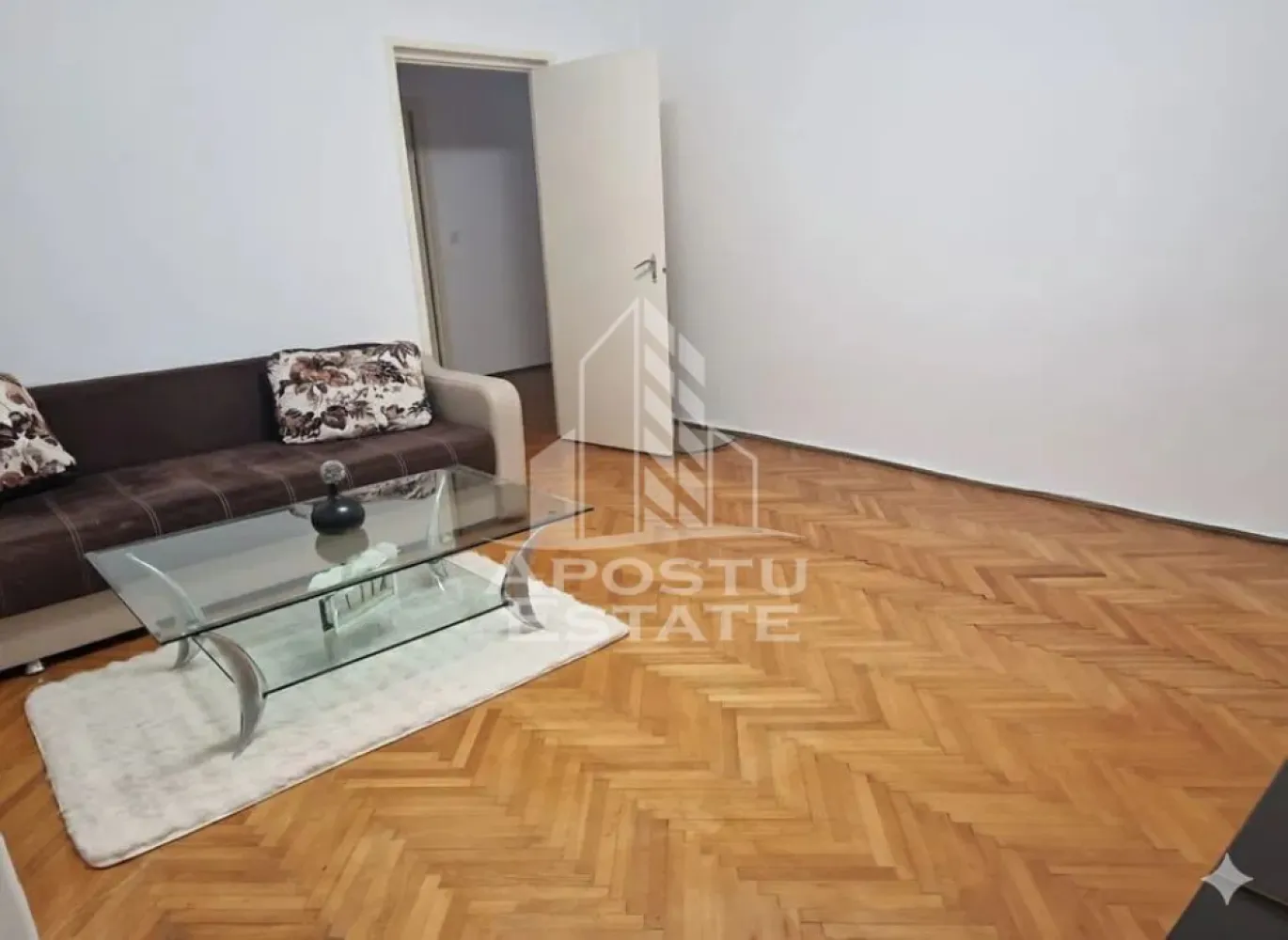 Apartament cu 2 camere de vanzare, zona Girocului, Timisoara - Agentia imobiliara APOSTU ESTATE va propune spre vanzare un apartament cu 2 camere, nemobilat, localizat in judetul Timis, Timisoara, zona Girocului.
Apartamentul este situat la parter inalt si are o suprafata de 50 mp.
Compartimentare:
- Hol de acces
- Bucatarie
- Living
- Dormitor
- Baie cu geam
- Balcon inchis
- 2 Debarale
Confortul termic este realizat prin intermediul termoficarii.
Zona foarte linistita cu numeroase facilitati si puncte de interes precum: acces rapid si usor la mijloacele de transport in comun, parcare amenajata langa bloc, magazine si supermarket-uri in apropiere, farmacii, institutii de invatamant, restaurante, baruri, cafenele si multe altele.
Agentia imobiliara Apostu Estate va ofera consultanta bancara gratuita prin intermediul colaboratorilor nostri pentru alegerea celui mai potrivit tip de credit, astfel incat tu sa devi noul proprietar al acestui apartament.
Va asteptam cu drag la o vizionare chiar si astazi!
ID intern: CP2842426.