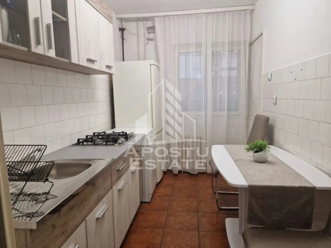 Apartament cu 2 camere de vanzare, zona Girocului, Timisoara - Agentia imobiliara APOSTU ESTATE va propune spre vanzare un apartament cu 2 camere, nemobilat, localizat in judetul Timis, Timisoara, zona Girocului.
Apartamentul este situat la parter inalt si are o suprafata de 50 mp.
Compartimentare:
- Hol de acces
- Bucatarie
- Living
- Dormitor
- Baie cu geam
- Balcon inchis
- 2 Debarale
Confortul termic este realizat prin intermediul termoficarii.
Zona foarte linistita cu numeroase facilitati si puncte de interes precum: acces rapid si usor la mijloacele de transport in comun, parcare amenajata langa bloc, magazine si supermarket-uri in apropiere, farmacii, institutii de invatamant, restaurante, baruri, cafenele si multe altele.
Agentia imobiliara Apostu Estate va ofera consultanta bancara gratuita prin intermediul colaboratorilor nostri pentru alegerea celui mai potrivit tip de credit, astfel incat tu sa devi noul proprietar al acestui apartament.
Va asteptam cu drag la o vizionare chiar si astazi!
ID intern: CP2842426.