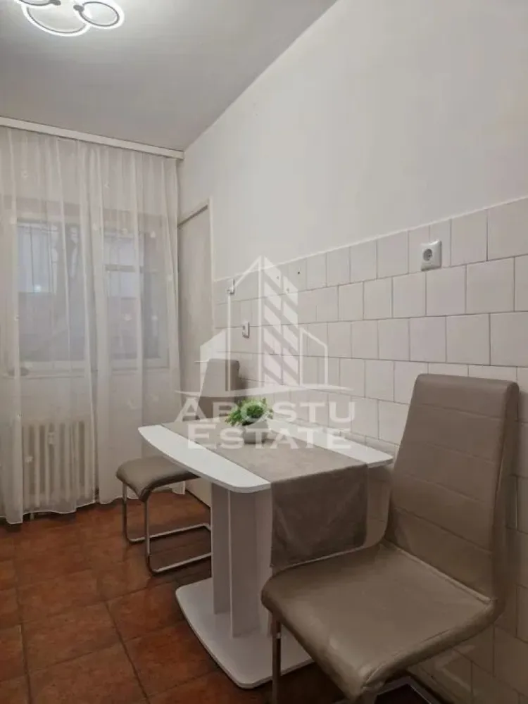 Apartament cu 2 camere de vanzare, zona Girocului, Timisoara - Agentia imobiliara APOSTU ESTATE va propune spre vanzare un apartament cu 2 camere, nemobilat, localizat in judetul Timis, Timisoara, zona Girocului.
Apartamentul este situat la parter inalt si are o suprafata de 50 mp.
Compartimentare:
- Hol de acces
- Bucatarie
- Living
- Dormitor
- Baie cu geam
- Balcon inchis
- 2 Debarale
Confortul termic este realizat prin intermediul termoficarii.
Zona foarte linistita cu numeroase facilitati si puncte de interes precum: acces rapid si usor la mijloacele de transport in comun, parcare amenajata langa bloc, magazine si supermarket-uri in apropiere, farmacii, institutii de invatamant, restaurante, baruri, cafenele si multe altele.
Agentia imobiliara Apostu Estate va ofera consultanta bancara gratuita prin intermediul colaboratorilor nostri pentru alegerea celui mai potrivit tip de credit, astfel incat tu sa devi noul proprietar al acestui apartament.
Va asteptam cu drag la o vizionare chiar si astazi!
ID intern: CP2842426.