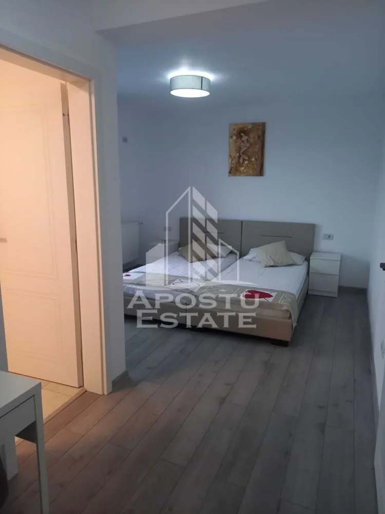 DUplex in Ghiroda , 3 Dormitoare, Gradina Proprie - APOSTU ESTATE va propune spre vânzare un Duplex spatios si elegant, cu 4 camere, situat intr-o zona linistita si bine conectata din Ghiroda , ideal pentru familii sau persoane care doresc un spatiu generos si confortabil.

Suprafata utila: 120 mp
Suprafata Teren : 300 mp
Suprafata Teresa 20 mp

Compartimentare eficienta:

Hol de acces generos

Bucatarie complet mobilata si utilata, cu loc de luat masa

Living luminos si spatios

Duplexul dipune de 3 dormitoare matrimoniale fiecare avand baie proprie cu cabina de dus si balcoane proprii

Confort si facilitati:

Centrala termica proprie pe gaz

Aer conditionat

Loc de parcare inclus in pret

Duplexul este complet mobilat si utilat

Localizare: Zona Ghiroda – liniste, acces facil spre oras, in apropiere de magazine, scoli si mijloace de transport in comun 
Programeaza o vizionare!
ID intern: CP2841855