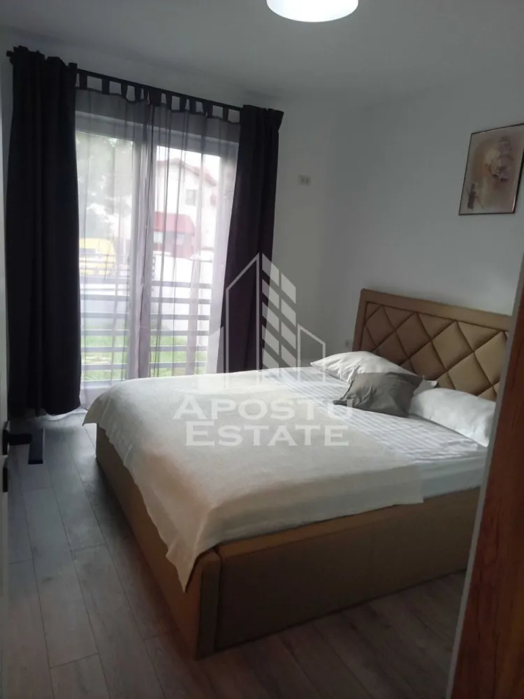 DUplex in Ghiroda , 3 Dormitoare, Gradina Proprie - APOSTU ESTATE va propune spre vânzare un Duplex spatios si elegant, cu 4 camere, situat intr-o zona linistita si bine conectata din Ghiroda , ideal pentru familii sau persoane care doresc un spatiu generos si confortabil.

Suprafata utila: 120 mp
Suprafata Teren : 300 mp
Suprafata Teresa 20 mp

Compartimentare eficienta:

Hol de acces generos

Bucatarie complet mobilata si utilata, cu loc de luat masa

Living luminos si spatios

Duplexul dipune de 3 dormitoare matrimoniale fiecare avand baie proprie cu cabina de dus si balcoane proprii

Confort si facilitati:

Centrala termica proprie pe gaz

Aer conditionat

Loc de parcare inclus in pret

Duplexul este complet mobilat si utilat

Localizare: Zona Ghiroda – liniste, acces facil spre oras, in apropiere de magazine, scoli si mijloace de transport in comun 
Programeaza o vizionare!
ID intern: CP2841855