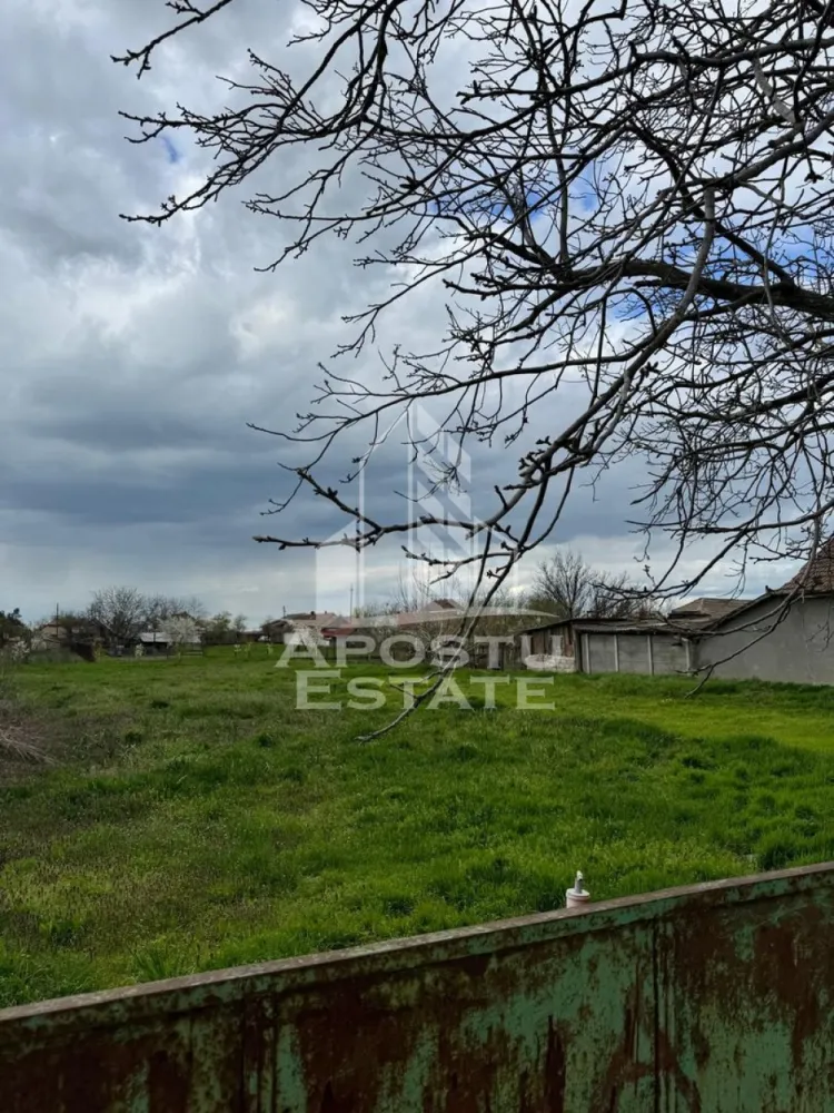 Teren intravilan 1000 mp in Dinias 20km de Timisoara - Apostu Estate va propune spre vanzare un teren in localitatea Dinias, la aproximativ 20 km de Timisoara.
Terenul are o suprafata de 1000 mp si beneficiaza de un front stradal de 13ml.
Beneficiaza totodata de fantana in curte, poarta noua, utilitati la poarta: apa, curent, canalizare, internet+tv, retea de gaz in lucru.Acces integral pe drum asfaltat.

Va asteptam la o vizionare.

CP2841914