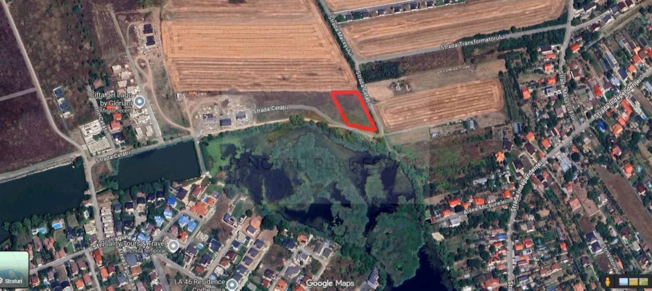 Parcelă Intravilană cu Vedere Superbă la Lac, Investiție de Top în Corbeanca - B-North Real Estate Va prezinta spre vanzare teren cu oportunitate de dezvoltare, vedere catre lac .
Suprafață totală: 3.572 mp
Deschidere la Strada Cetății / lac: 23,02 m
Regim urbanistic: UTR F – locuințe individuale
POT: 30%
CUT: 1.0
Regim de înălțime: P+2E+M
Acces: dublu – Strada Cetății + potențial drum privat 5 m pe latura dreaptă

🌟 PUNCTE CHEIE
✔ Deschidere directă la lac

Priveliște superbă, ideală pentru dezvoltări premium: vile, duplexuri, ansamblu boutique.
✔ Teren intravilan cu formă avantajoasă
Se potrivește perfect pentru dezvoltări 3–6 unități cu orientare către lac.
✔ Acces excelent
Strada Cetății + posibilitate de drum privat → facilitarea accesului la proiect și a etapizării construcției.
✔ Indicatori urbanistici generoși (UTR F)
Permit un proiect cu arhitectură modernă, deschideri mari vitrate și suprafețe ample.
✔ Zonă în plină dezvoltare
Înconjurat de alte proiecte noi, ideal pentru investitori care urmăresc potențial de creștere accelerată.
🏡 POTENȚIAL DE DEZVOLTARE
Terenul permite:
🔹 3 duplexuri cu vedere integrală la lac
🔹 3 vile individuale cu drum privat de acces
🔹 un ansamblu boutique cu acces controlat
🔹 concept de tip „lake retreat” / wellness

Forma terenului permite amplasarea caselor în evantai, maximizând panorama lacului pentru fiecare unitate.

📍 LOCAȚIE

Situat pe Strada Cetății – Corbeanca, cu acces direct la lac, înconjurat de natură, liniște și dezvoltări noi premium.

La doar câteva minute de:
DN1
școli și grădinițe
restaurante și centre comerciale
transport convenabil către București

💼 RECOMANDAT PENTRU:
dezvoltatori imobiliari
investitori privați
proiecte premium cu randament ridicat
ansambluri cu vedere la lac

Pentru mai multe detalii si vizionari va rugam sa ne contactati!