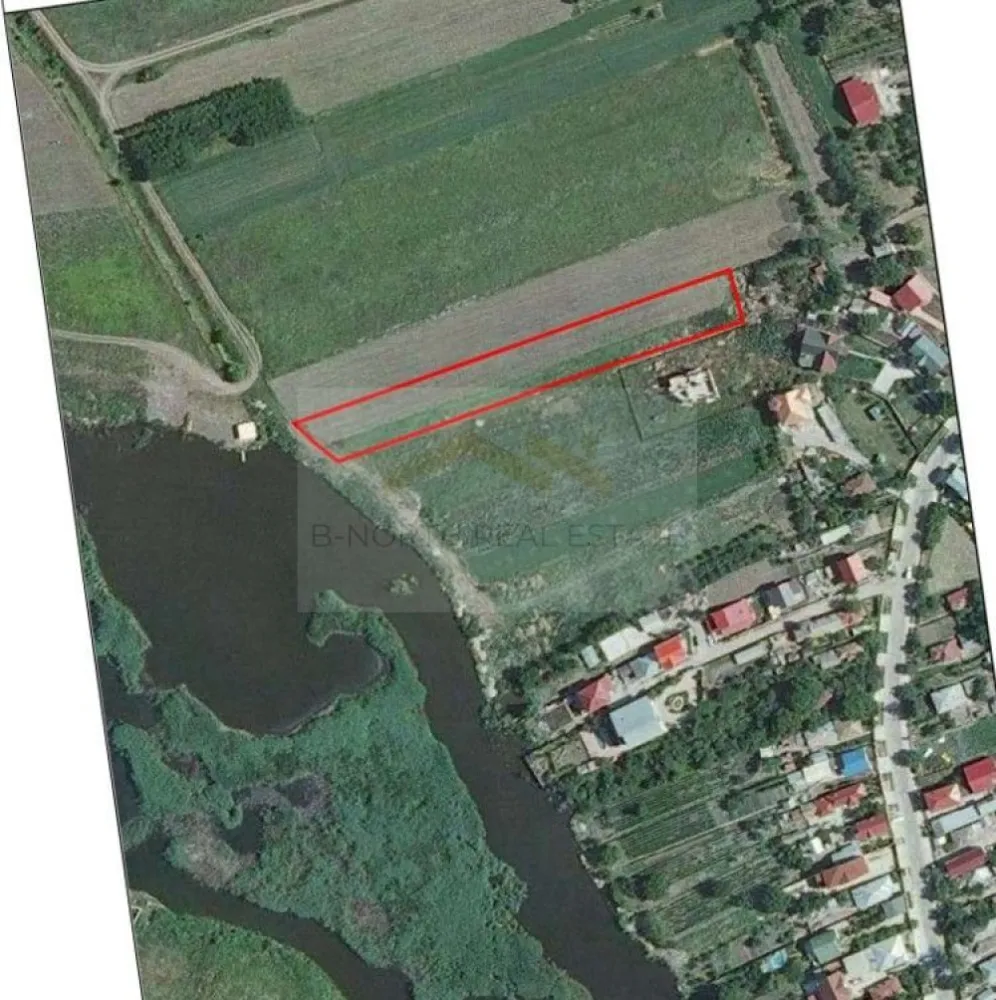 Parcelă Intravilană cu Vedere Superbă la Lac, Investiție de Top în Corbeanca - B-North Real Estate Va prezinta spre vanzare teren cu oportunitate de dezvoltare, vedere catre lac .
Suprafață totală: 3.572 mp
Deschidere la Strada Cetății / lac: 23,02 m
Regim urbanistic: UTR F – locuințe individuale
POT: 30%
CUT: 1.0
Regim de înălțime: P+2E+M
Acces: dublu – Strada Cetății + potențial drum privat 5 m pe latura dreaptă

🌟 PUNCTE CHEIE
✔ Deschidere directă la lac

Priveliște superbă, ideală pentru dezvoltări premium: vile, duplexuri, ansamblu boutique.
✔ Teren intravilan cu formă avantajoasă
Se potrivește perfect pentru dezvoltări 3–6 unități cu orientare către lac.
✔ Acces excelent
Strada Cetății + posibilitate de drum privat → facilitarea accesului la proiect și a etapizării construcției.
✔ Indicatori urbanistici generoși (UTR F)
Permit un proiect cu arhitectură modernă, deschideri mari vitrate și suprafețe ample.
✔ Zonă în plină dezvoltare
Înconjurat de alte proiecte noi, ideal pentru investitori care urmăresc potențial de creștere accelerată.
🏡 POTENȚIAL DE DEZVOLTARE
Terenul permite:
🔹 3 duplexuri cu vedere integrală la lac
🔹 3 vile individuale cu drum privat de acces
🔹 un ansamblu boutique cu acces controlat
🔹 concept de tip „lake retreat” / wellness

Forma terenului permite amplasarea caselor în evantai, maximizând panorama lacului pentru fiecare unitate.

📍 LOCAȚIE

Situat pe Strada Cetății – Corbeanca, cu acces direct la lac, înconjurat de natură, liniște și dezvoltări noi premium.

La doar câteva minute de:
DN1
școli și grădinițe
restaurante și centre comerciale
transport convenabil către București

💼 RECOMANDAT PENTRU:
dezvoltatori imobiliari
investitori privați
proiecte premium cu randament ridicat
ansambluri cu vedere la lac

Pentru mai multe detalii si vizionari va rugam sa ne contactati!