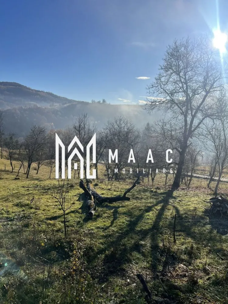 Teren Intravilan I case vechi I – Poiana Sohodol I Alba - Suprafață:

Total teren: 14.242 mp
Teren intravilan: 6.926 mp (cu acte la zi, cota 1/1)
Construcții:
- 2 căsuțe vechi înregistrate în acte, necesită renovare
- 1 anexa
Caracteristici teren:
- Altitudine: aprox. 800 m
- Orientare sudică
- Acces auto permanent, asfalt până aproape de teren
- Ultimii 400 m pe drum pietruit privat, recent amenajat
Facilități:
- 2 surse de apă (una amenajată, una în curs de amenajare), cu debite constante tot anul
- Curent electric, inclusiv linie trifazată pe stâlp
- Pădure (aprox. 1000 mp) și numeroși pomi fructiferi
- Platou amenajat în zona superioară, aprox. 850 mp
Pentru mai multe detalii precizati telefonic ca ati vazut anuntul cu ID CP2945358