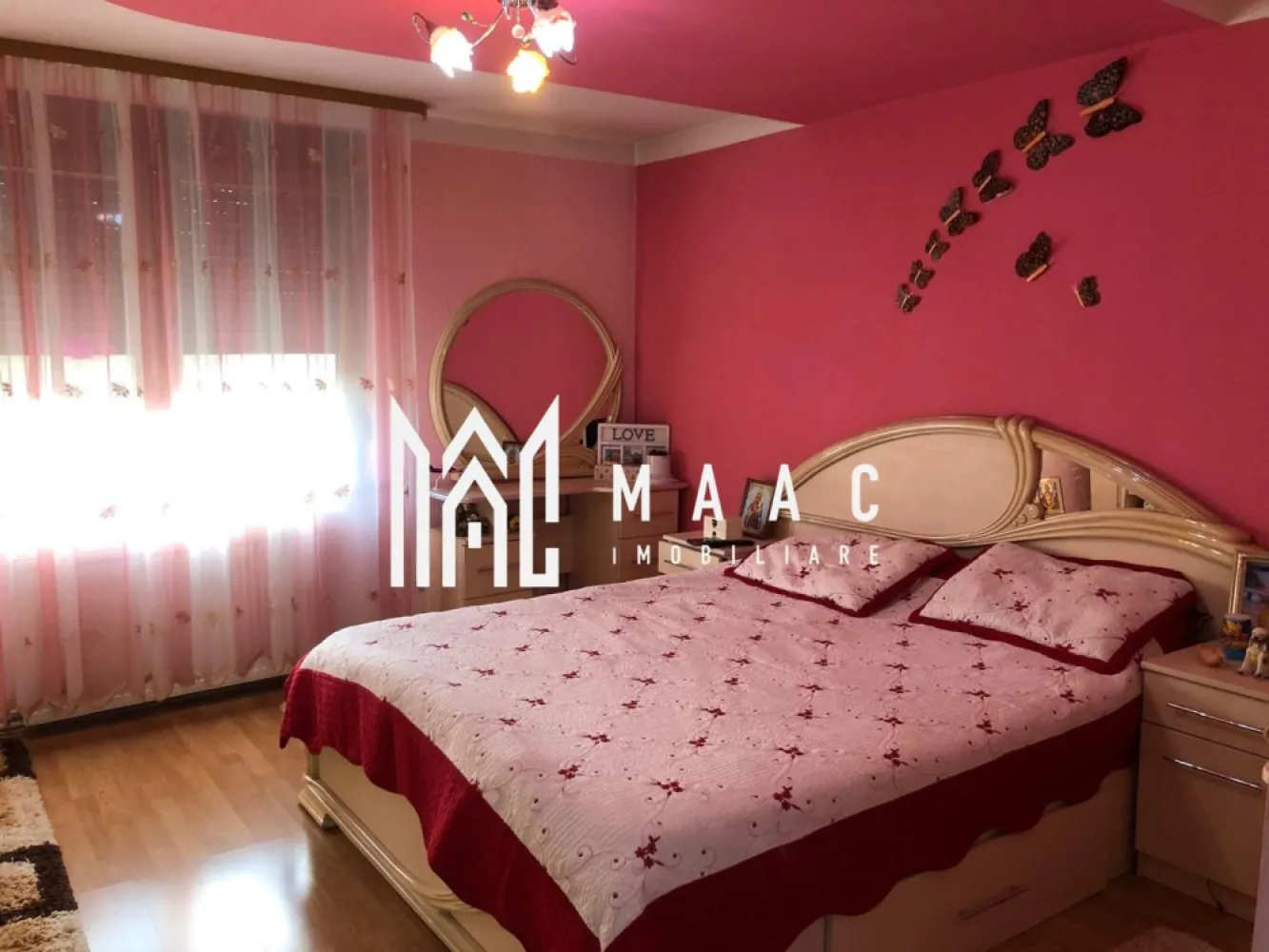 Casa Individuala 6 Camere I 2corpuri I 800 mp teren, Lazaret - MAAC Imobiliare vă propune spre vânzare o proprietate individuală, compusa din 2 imobile, cu CF-uri separate, amplasata in Sibiu, zona Lazaret(Balanta).
Construită în 2008, are suprafețe generoase și compartimentare practică, potrivită pentru o familie numeroasă, investiție sau locuință cu spații separate pentru mai multe generații.

Imobilul 1 dispune de 100 mp construiți pe nivel și un total de aproximativ 240 mp utili, oferind spațiu amplu și flexibilitate în utilizare. Casa beneficiază de curte privată de 400 mp, amenajată cu zonă de grătar, ideală pentru relaxare, activități în aer liber, timp petrecut cu familia.

Compartimentarea pe cele trei niveluri:
-Demisol: living, dormitor, baie
-Parter: 2 dormitoare, living spațios, baie, bucătărie
-Mansardă: living cu bucătărie open-space, baie
 
Imobilul 2 -pe un singur nivel, are 85mpu, 3 camere, bucatarie, baie. 400 mp teren.

Avantajele proprietății:
-casă individuală cu teren propriu
-suprafețe generoase și compartimentare ideală pentru două familii
-curte de 800 mp cu loc de grătar
-zonă Lazaret, cartier liniștit, aproape de centru și infrastructură
-potrivită pentru rezidență, investiție sau închiriere pe etaje

Zona Lazaret este una dintre cele mai căutate zone rezidențiale din Sibiu, oferind acces rapid către puncte de interes, transport public, magazine, centre comerciale și școli, ceea ce face ca această proprietate să reprezinte o alegere excelentă pentru o viață confortabilă.

Pentru mai multe detalii vă rugăm să menționați la telefon numărul CP2840320.