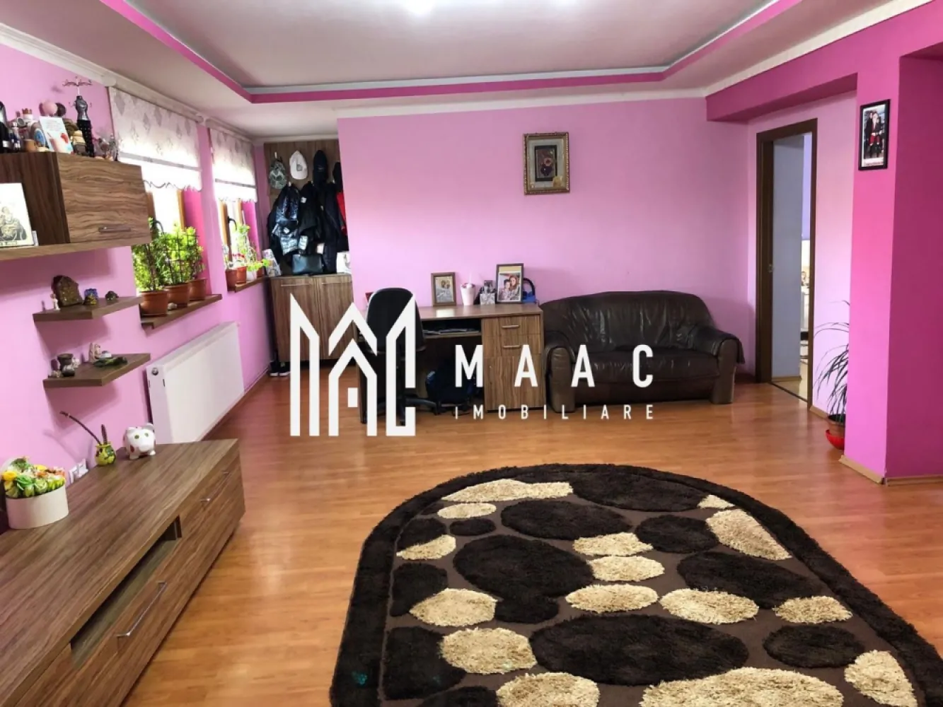 Casa Individuala 6 Camere I 2corpuri I 800 mp teren, Lazaret - MAAC Imobiliare vă propune spre vânzare o proprietate individuală, compusa din 2 imobile, cu CF-uri separate, amplasata in Sibiu, zona Lazaret(Balanta).
Construită în 2008, are suprafețe generoase și compartimentare practică, potrivită pentru o familie numeroasă, investiție sau locuință cu spații separate pentru mai multe generații.

Imobilul 1 dispune de 100 mp construiți pe nivel și un total de aproximativ 240 mp utili, oferind spațiu amplu și flexibilitate în utilizare. Casa beneficiază de curte privată de 400 mp, amenajată cu zonă de grătar, ideală pentru relaxare, activități în aer liber, timp petrecut cu familia.

Compartimentarea pe cele trei niveluri:
-Demisol: living, dormitor, baie
-Parter: 2 dormitoare, living spațios, baie, bucătărie
-Mansardă: living cu bucătărie open-space, baie
 
Imobilul 2 -pe un singur nivel, are 85mpu, 3 camere, bucatarie, baie. 400 mp teren.

Avantajele proprietății:
-casă individuală cu teren propriu
-suprafețe generoase și compartimentare ideală pentru două familii
-curte de 800 mp cu loc de grătar
-zonă Lazaret, cartier liniștit, aproape de centru și infrastructură
-potrivită pentru rezidență, investiție sau închiriere pe etaje

Zona Lazaret este una dintre cele mai căutate zone rezidențiale din Sibiu, oferind acces rapid către puncte de interes, transport public, magazine, centre comerciale și școli, ceea ce face ca această proprietate să reprezinte o alegere excelentă pentru o viață confortabilă.

Pentru mai multe detalii vă rugăm să menționați la telefon numărul CP2840320.