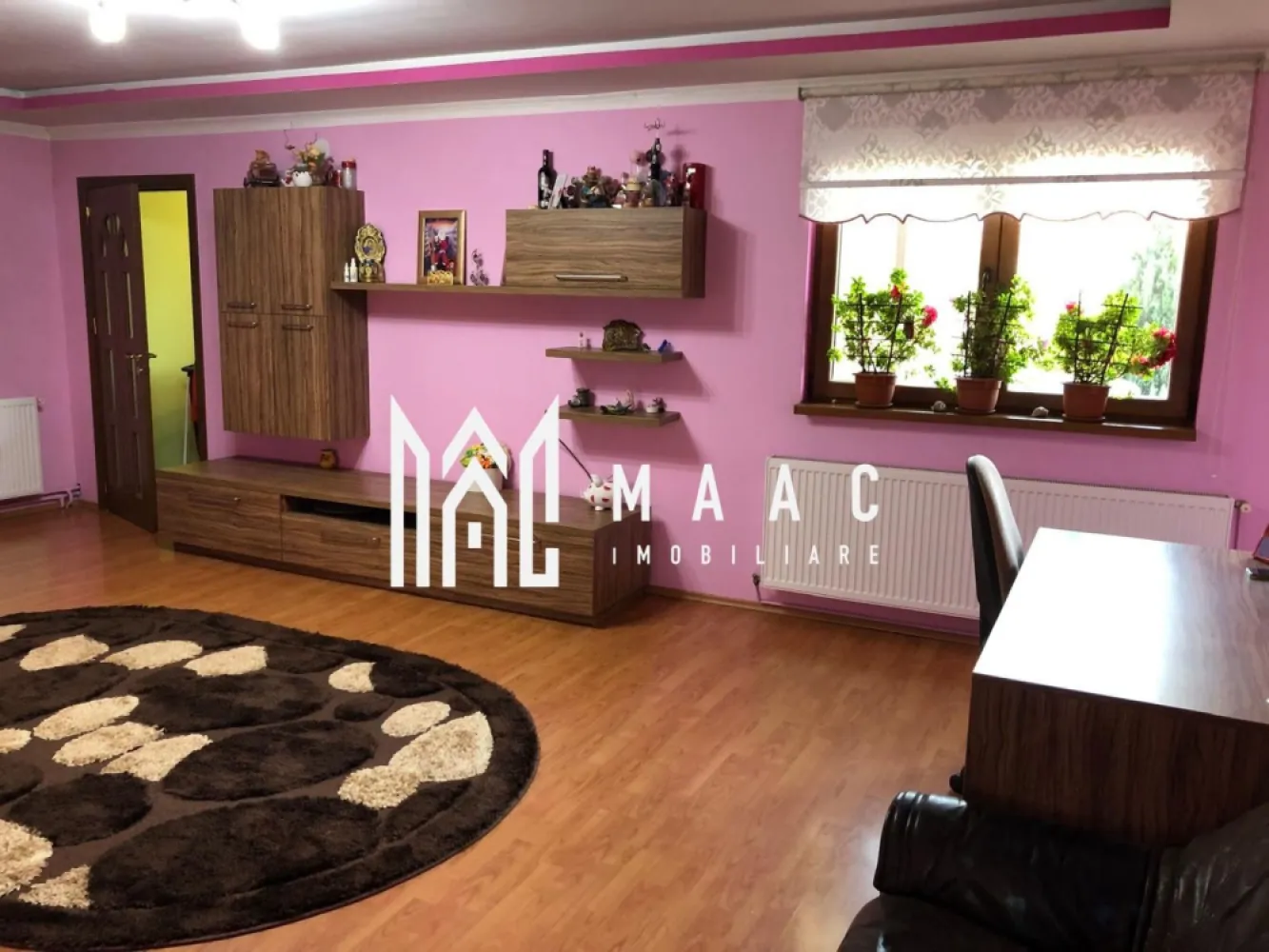 Casa Individuala 6 Camere I 2corpuri I 800 mp teren, Lazaret - MAAC Imobiliare vă propune spre vânzare o proprietate individuală, compusa din 2 imobile, cu CF-uri separate, amplasata in Sibiu, zona Lazaret(Balanta).
Construită în 2008, are suprafețe generoase și compartimentare practică, potrivită pentru o familie numeroasă, investiție sau locuință cu spații separate pentru mai multe generații.

Imobilul 1 dispune de 100 mp construiți pe nivel și un total de aproximativ 240 mp utili, oferind spațiu amplu și flexibilitate în utilizare. Casa beneficiază de curte privată de 400 mp, amenajată cu zonă de grătar, ideală pentru relaxare, activități în aer liber, timp petrecut cu familia.

Compartimentarea pe cele trei niveluri:
-Demisol: living, dormitor, baie
-Parter: 2 dormitoare, living spațios, baie, bucătărie
-Mansardă: living cu bucătărie open-space, baie
 
Imobilul 2 -pe un singur nivel, are 85mpu, 3 camere, bucatarie, baie. 400 mp teren.

Avantajele proprietății:
-casă individuală cu teren propriu
-suprafețe generoase și compartimentare ideală pentru două familii
-curte de 800 mp cu loc de grătar
-zonă Lazaret, cartier liniștit, aproape de centru și infrastructură
-potrivită pentru rezidență, investiție sau închiriere pe etaje

Zona Lazaret este una dintre cele mai căutate zone rezidențiale din Sibiu, oferind acces rapid către puncte de interes, transport public, magazine, centre comerciale și școli, ceea ce face ca această proprietate să reprezinte o alegere excelentă pentru o viață confortabilă.

Pentru mai multe detalii vă rugăm să menționați la telefon numărul CP2840320.