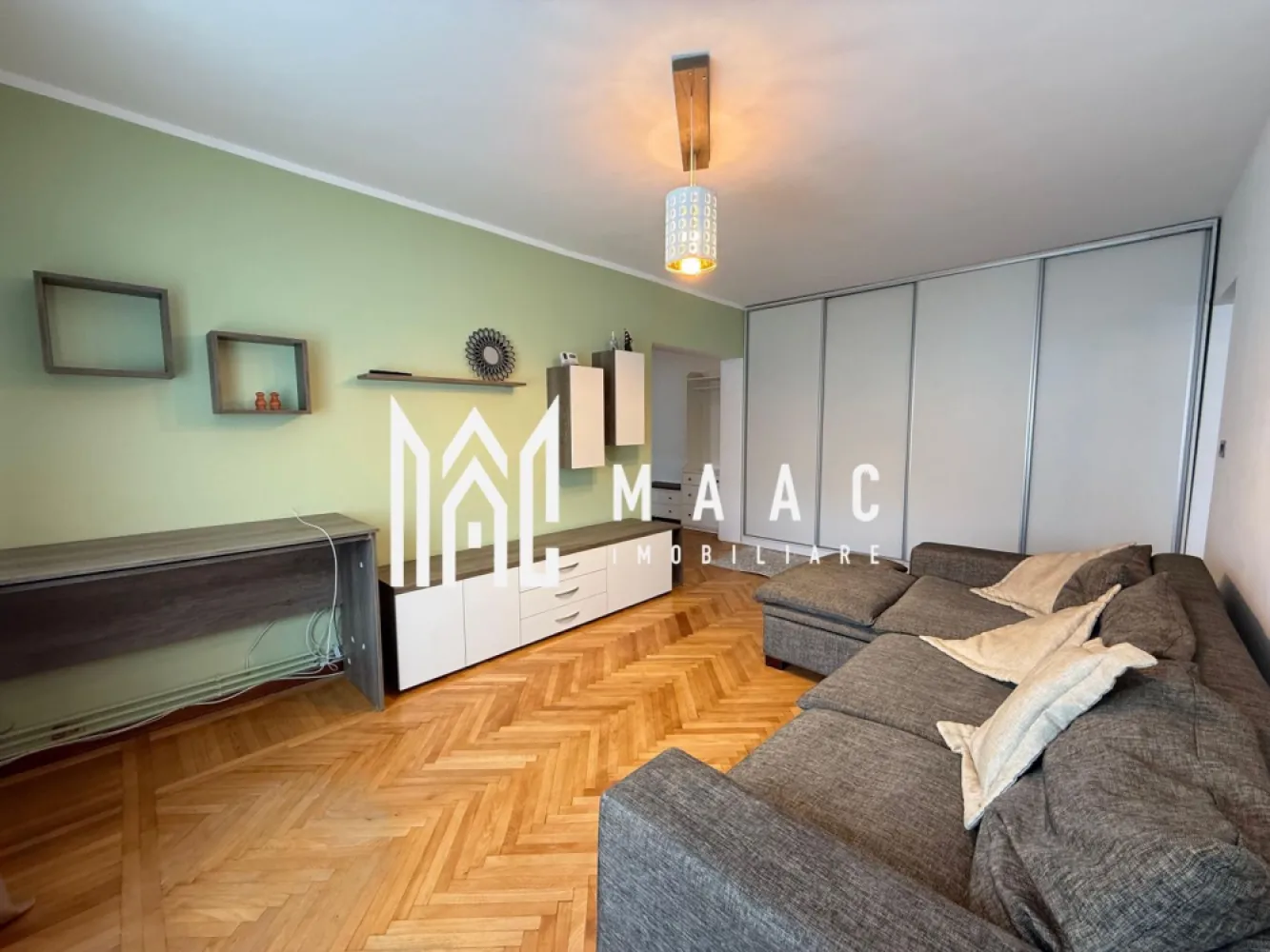 Apartament 3 camere | 2 bai | Renovat | Balcon | V. Aurie - MAAC Imobiliare propune atentiei dumneavoastra un apartament cu 3 camere renovat, complet mobilat si utilat, in zona Valea Aurie - Parcul Sub Arini.

Locuinta este situata etajul 4, are suprafata utila de 72mp si este alcatuita din living, 2 dormitoare, bucatarie, baie cu geam, grup sanitar de serviciu, debara, hol si balcon.

Aferent - spatiu de depozitare in pivnita.

Finisaje si mobilier de calitate buna, ambient placut.

Amplasamentul imobilului este avantajos, aflandu-se intr-o zina retrasa, linistita si foarte oxigenata, la 5 minute de mers pe jos de parcul Sub Arini, loc de joaca pentru copii, magazine, farmacii si banci.

Se percepe o chirie in avans si garantie in cuantumul unei chirii lunare. Se inchiriaza pe o perioada de minim 12 luni. Nu se accepta cu animale de companie. Disponibilitate imediata.

Pentru mai multe detalii sau pentru a programa o vizionare, va rugam specificati telefonic ID: CP2771370