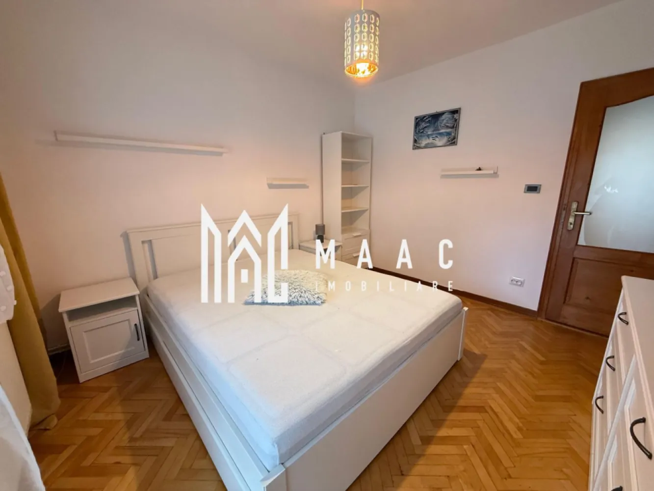 Apartament 3 camere | 2 bai | Renovat | Balcon | V. Aurie - MAAC Imobiliare propune atentiei dumneavoastra un apartament cu 3 camere renovat, complet mobilat si utilat, in zona Valea Aurie - Parcul Sub Arini.

Locuinta este situata etajul 4, are suprafata utila de 72mp si este alcatuita din living, 2 dormitoare, bucatarie, baie cu geam, grup sanitar de serviciu, debara, hol si balcon.

Aferent - spatiu de depozitare in pivnita.

Finisaje si mobilier de calitate buna, ambient placut.

Amplasamentul imobilului este avantajos, aflandu-se intr-o zina retrasa, linistita si foarte oxigenata, la 5 minute de mers pe jos de parcul Sub Arini, loc de joaca pentru copii, magazine, farmacii si banci.

Se percepe o chirie in avans si garantie in cuantumul unei chirii lunare. Se inchiriaza pe o perioada de minim 12 luni. Nu se accepta cu animale de companie. Disponibilitate imediata.

Pentru mai multe detalii sau pentru a programa o vizionare, va rugam specificati telefonic ID: CP2771370